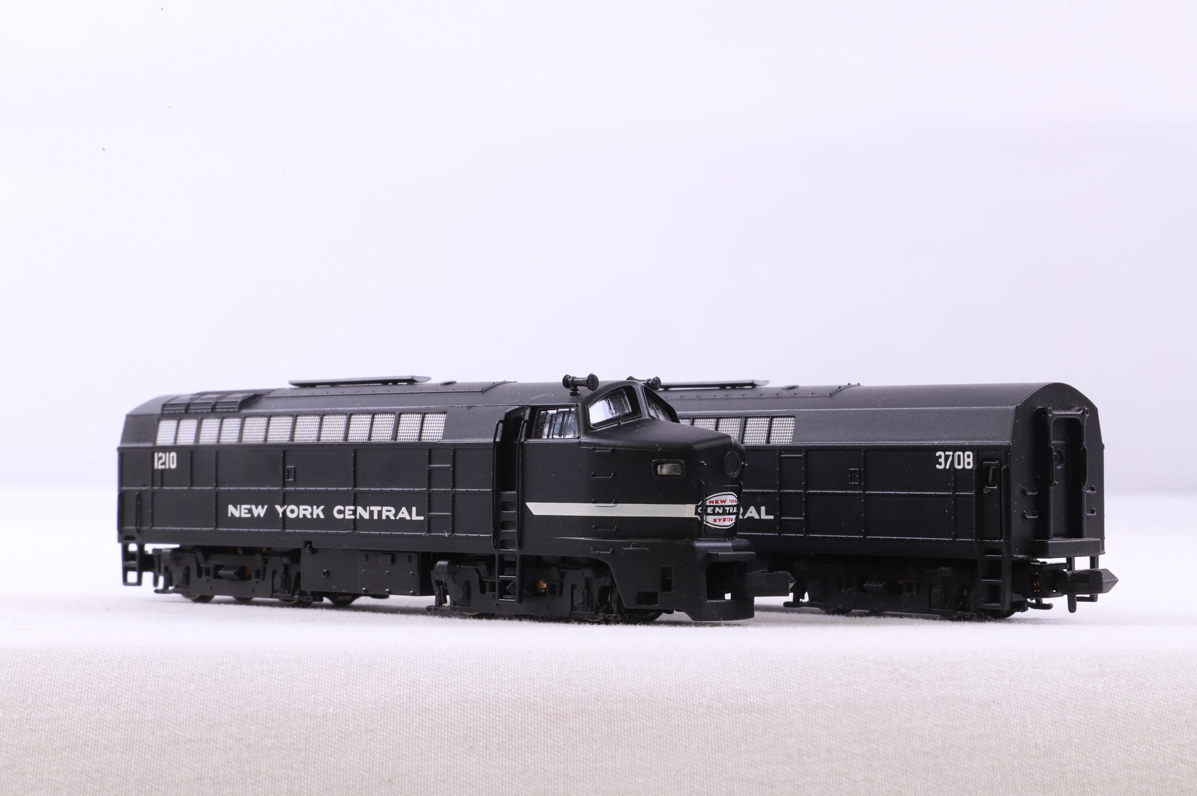 E-R Models N 040-7305-1 Baldwin RF-16 Sharknose Set NYC Cigar Band '1210' & '3708'