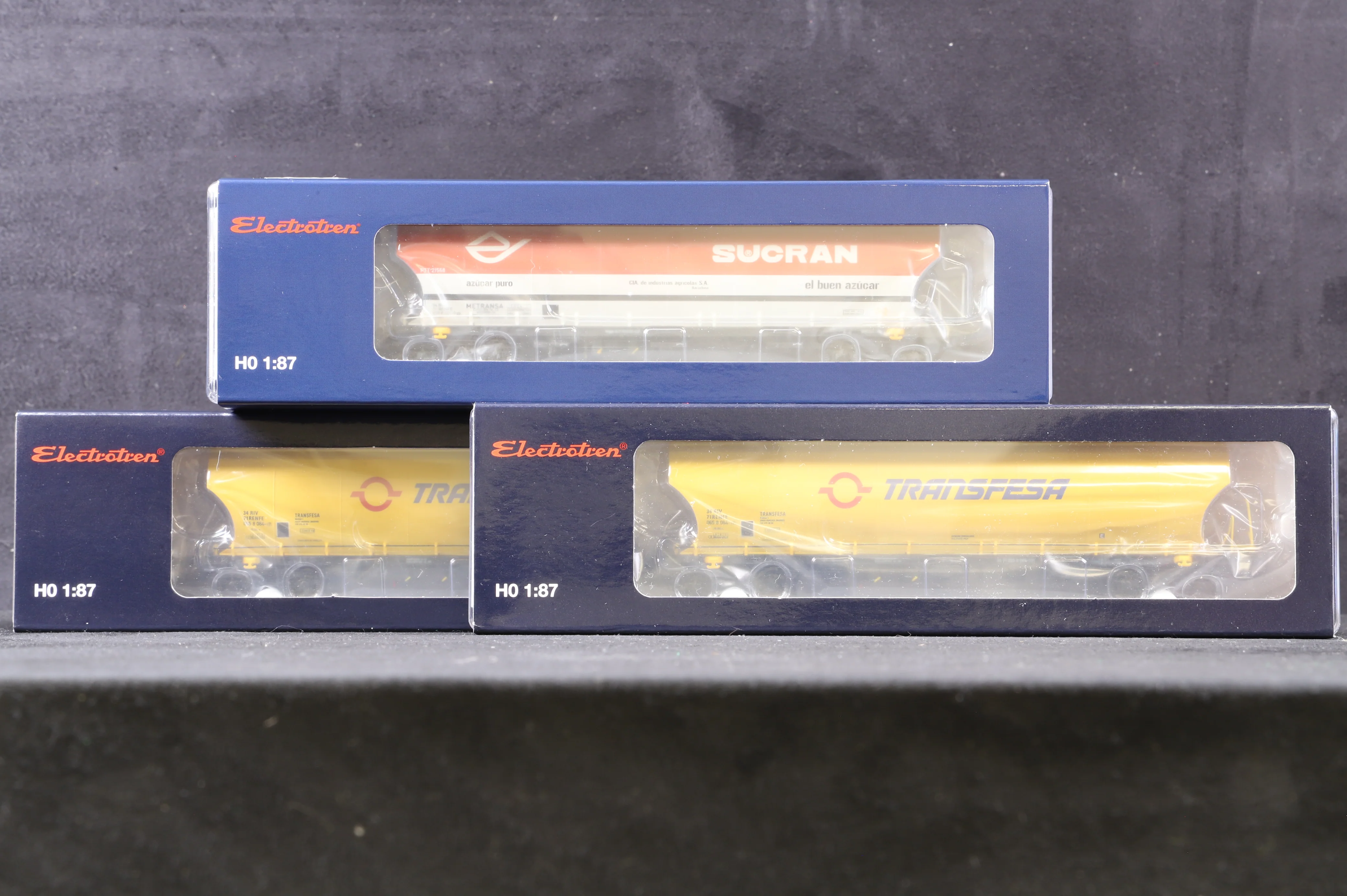 Electroctren HO Rake Of 3 RENFE Mixed Wagons Inc. E8020 x2 & HE6005