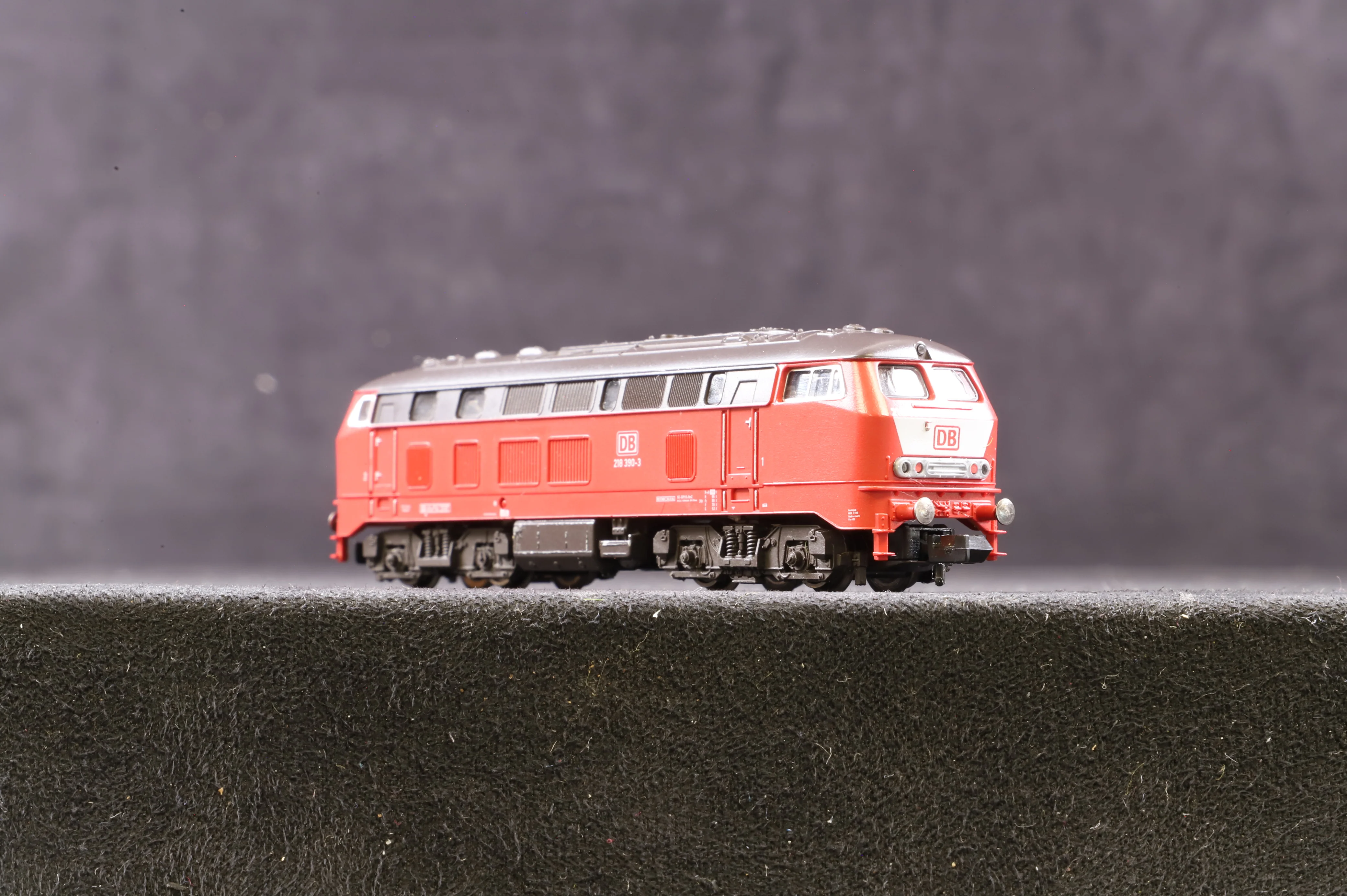 Fleischmann N Gauge 7238 DB BR 218 218390-3 in DB Red and Black - Image 3