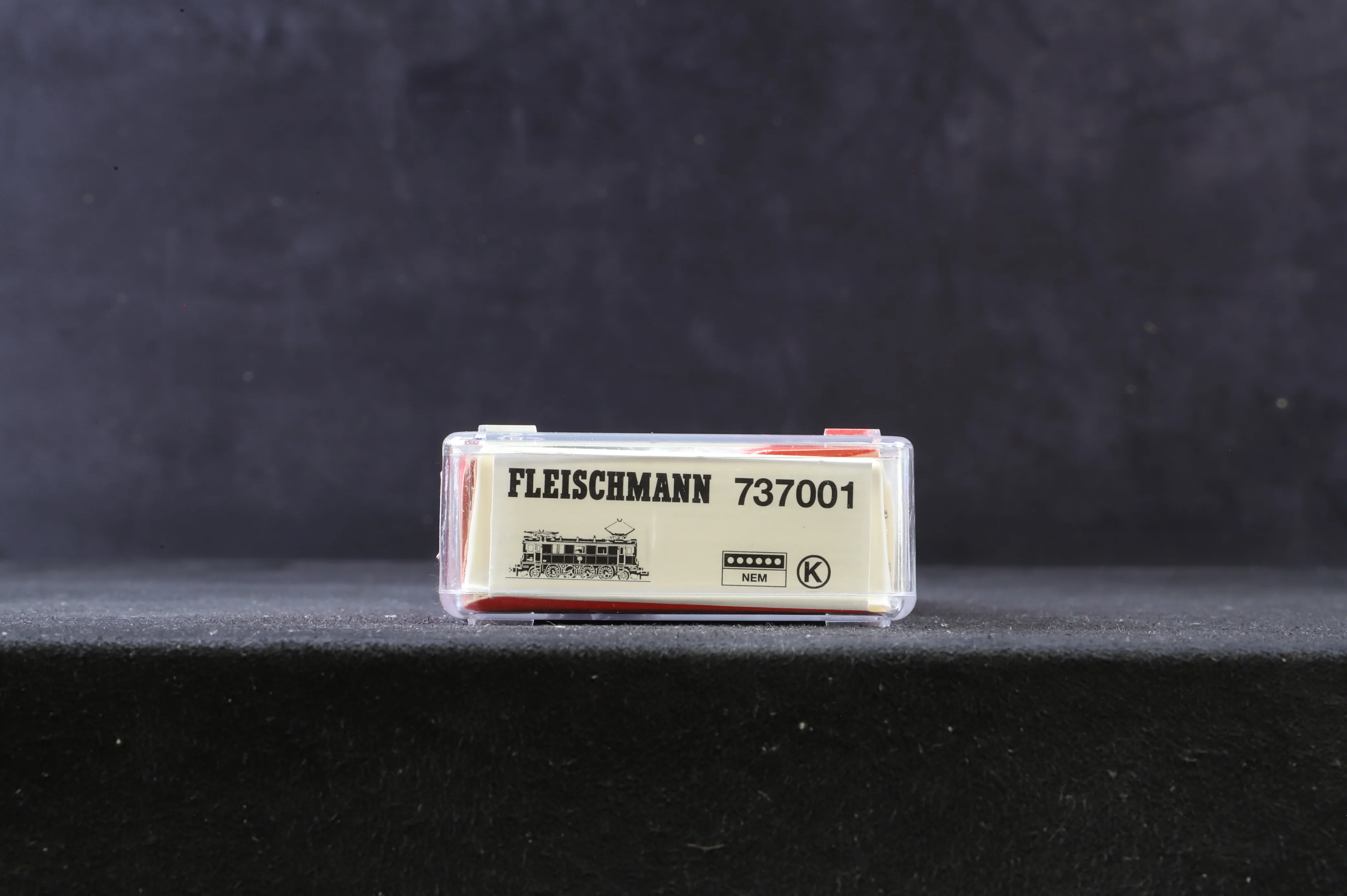 Fleischmann N Gauge 737001 DR Deutsche Reichsbahn E32 in DR Black and Red - Image 2