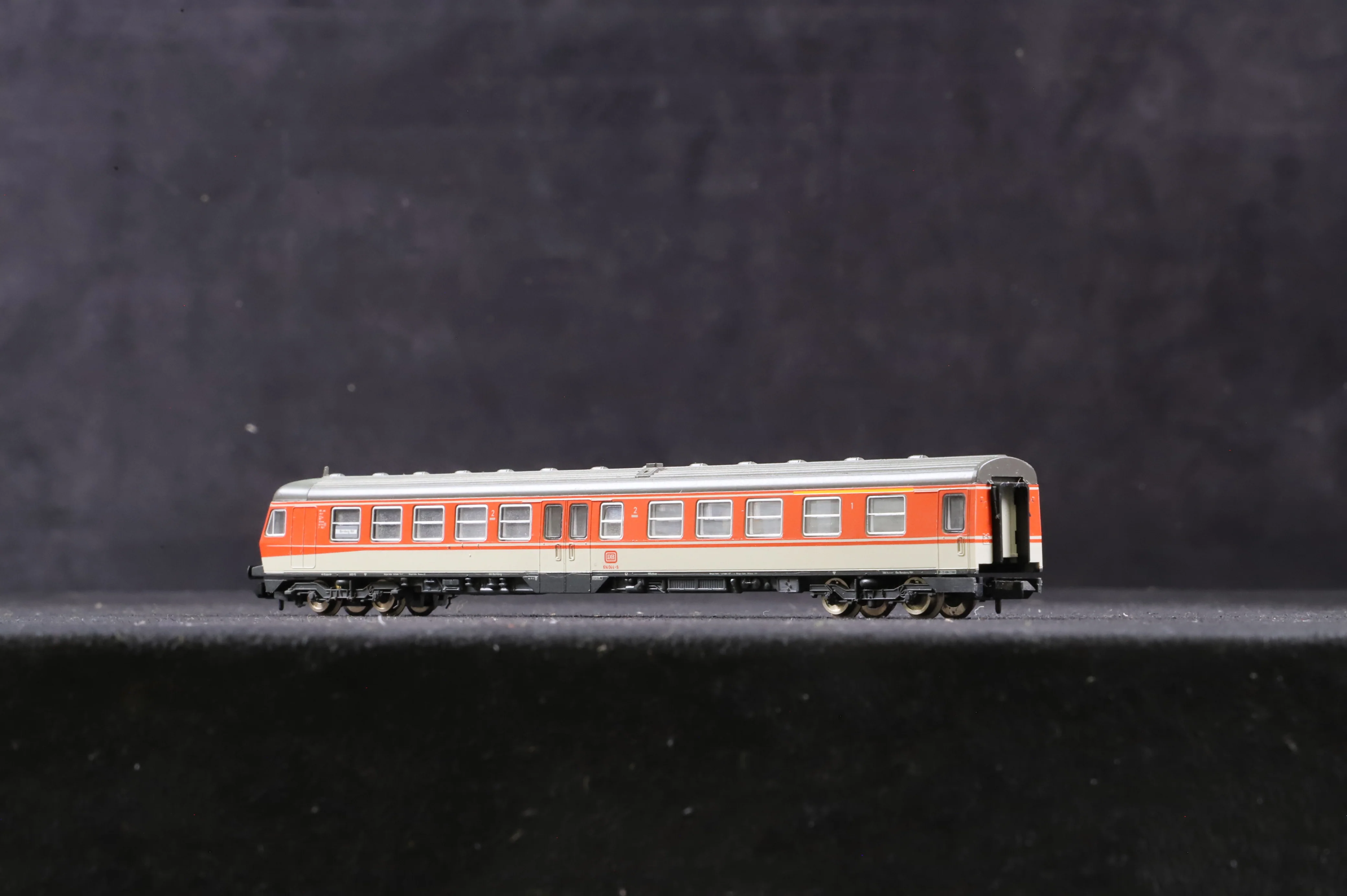 Fleischmann N Gauge 7430 DB 614 DMU in DB Red and White - Image 6