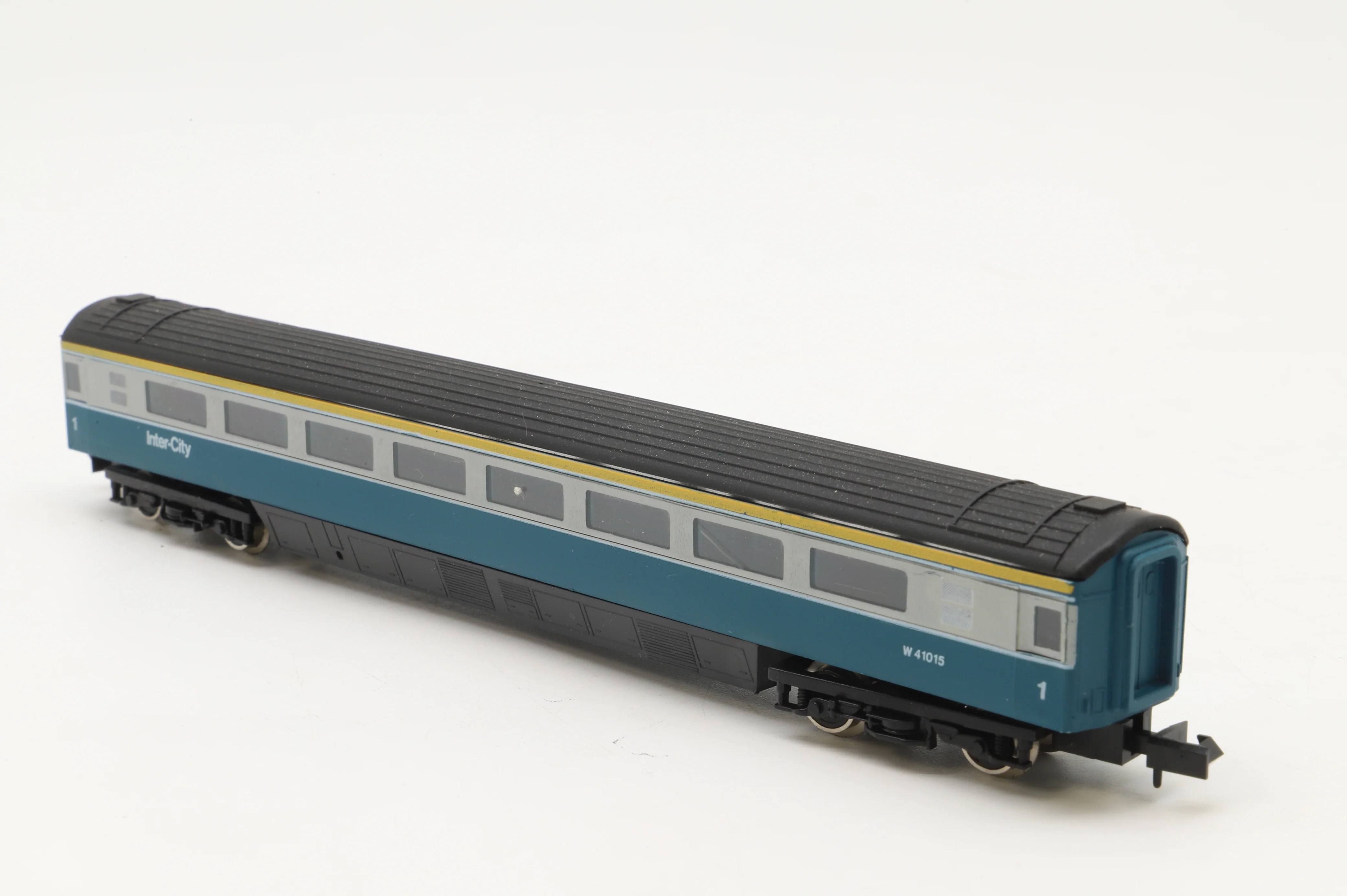 Graham Farish N 8125 Class 43 3-Car HST Set in BR Intercity 125 Livery - Image 5