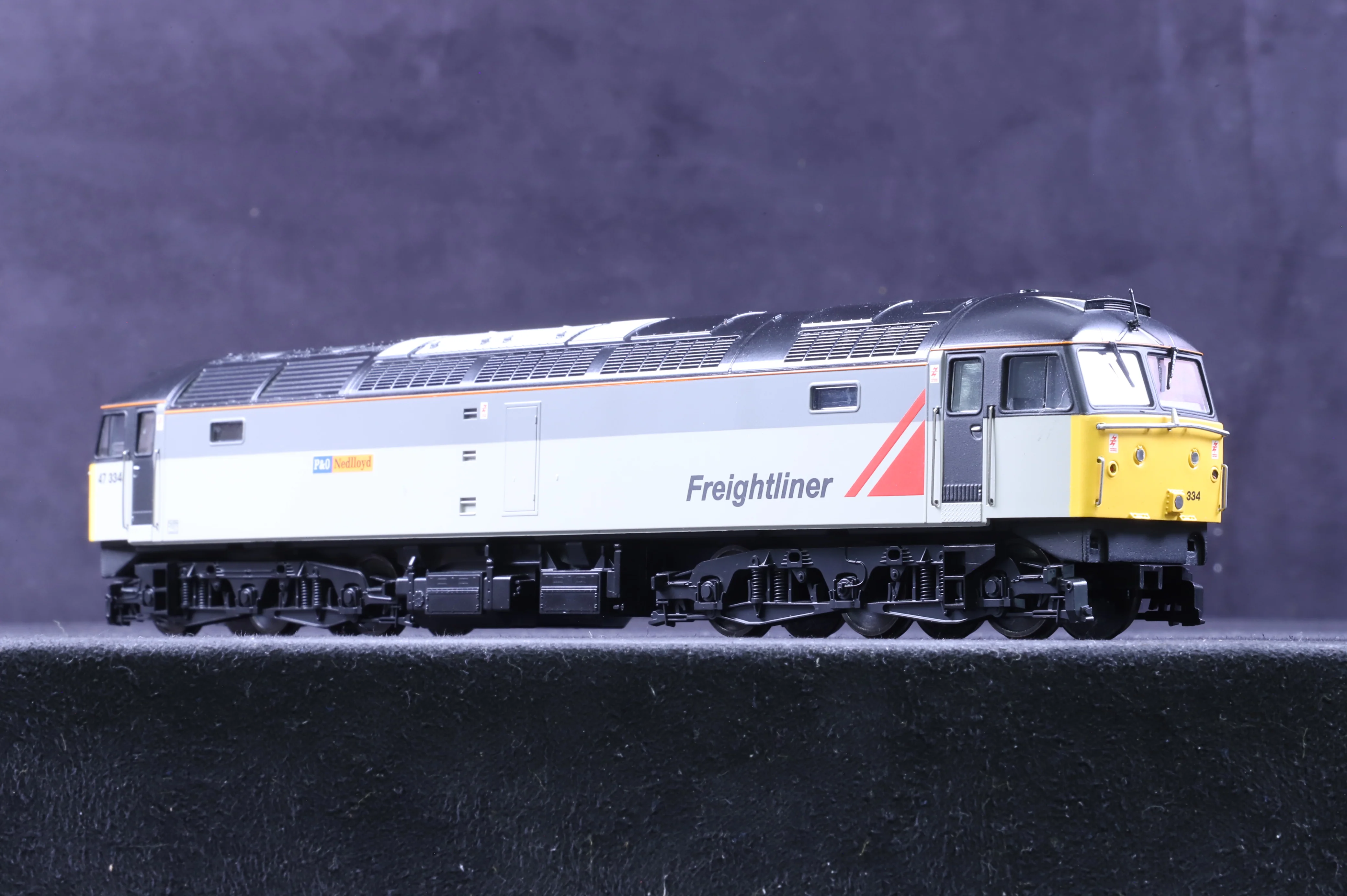 Heljan OO 4675 Class 47 47334 in Early Freightliner Livery - Image 4