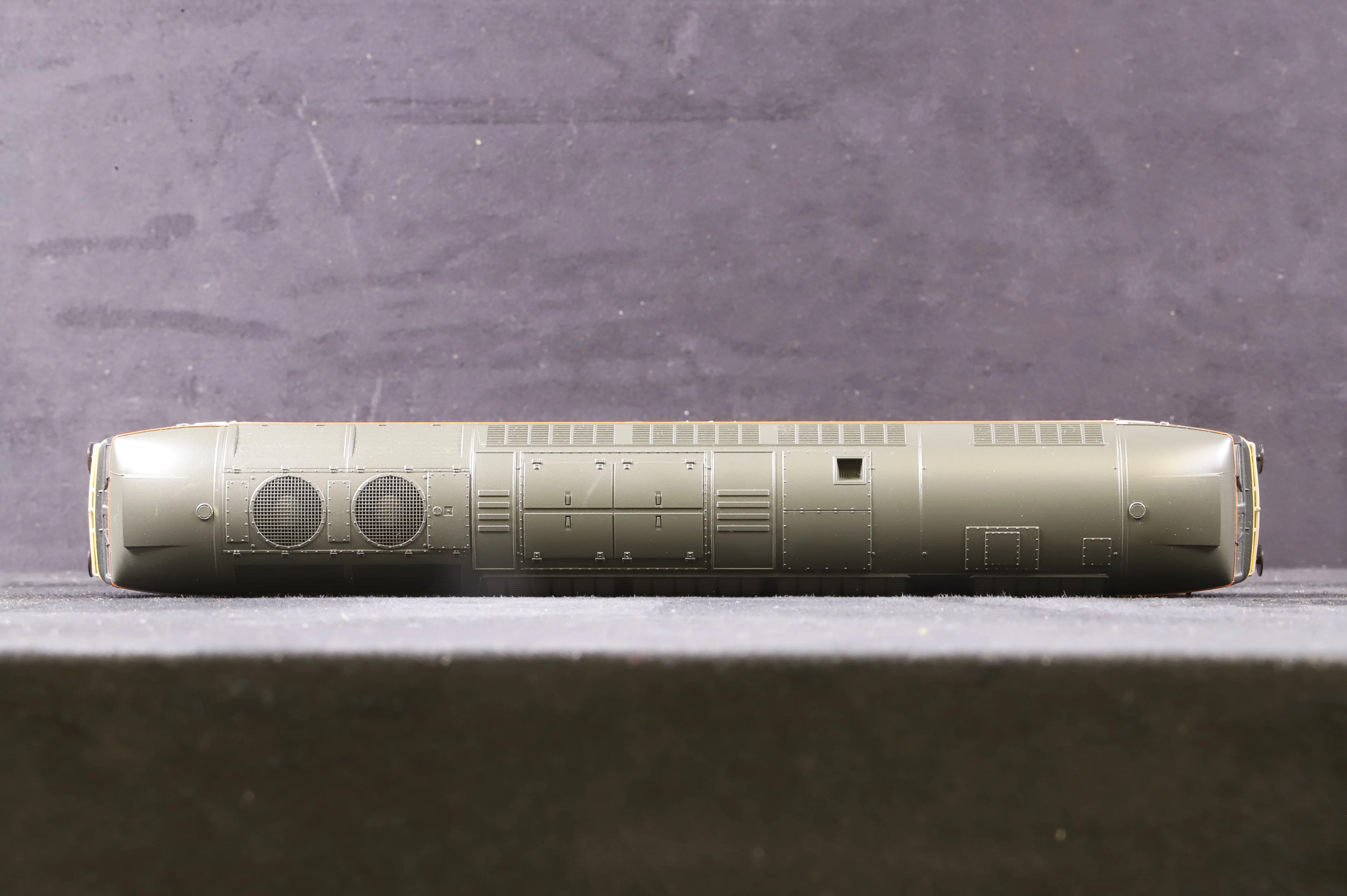 Heljan OO Class 47 in Two Tone Railfreight Grey - Unbranded & Unnumbered - Image 3