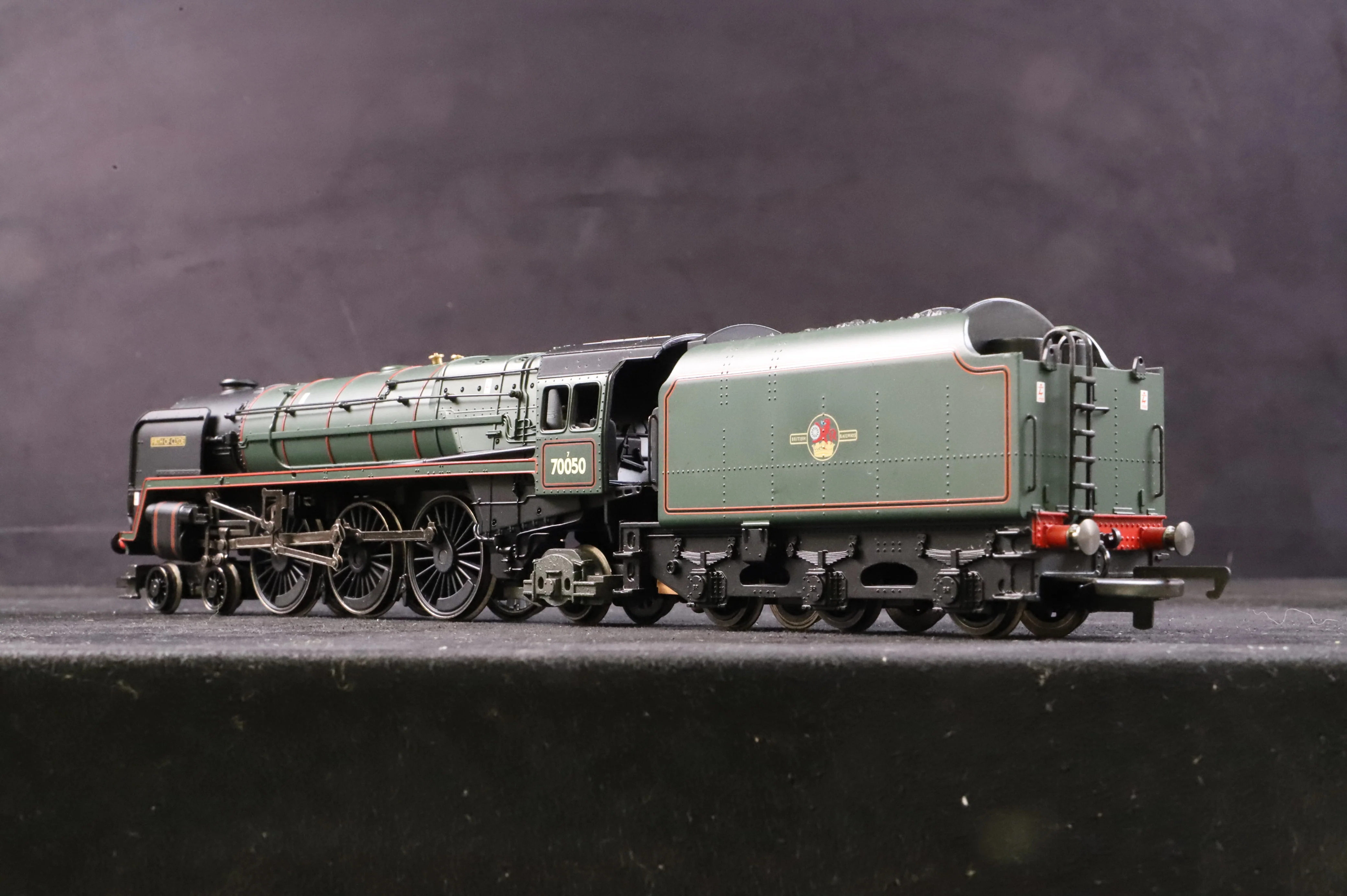 Hornby OO R2104 Britannia Class 7MT 4-6-2 '70050' 'Firth of Clyde' BR Green L/C - Image 2