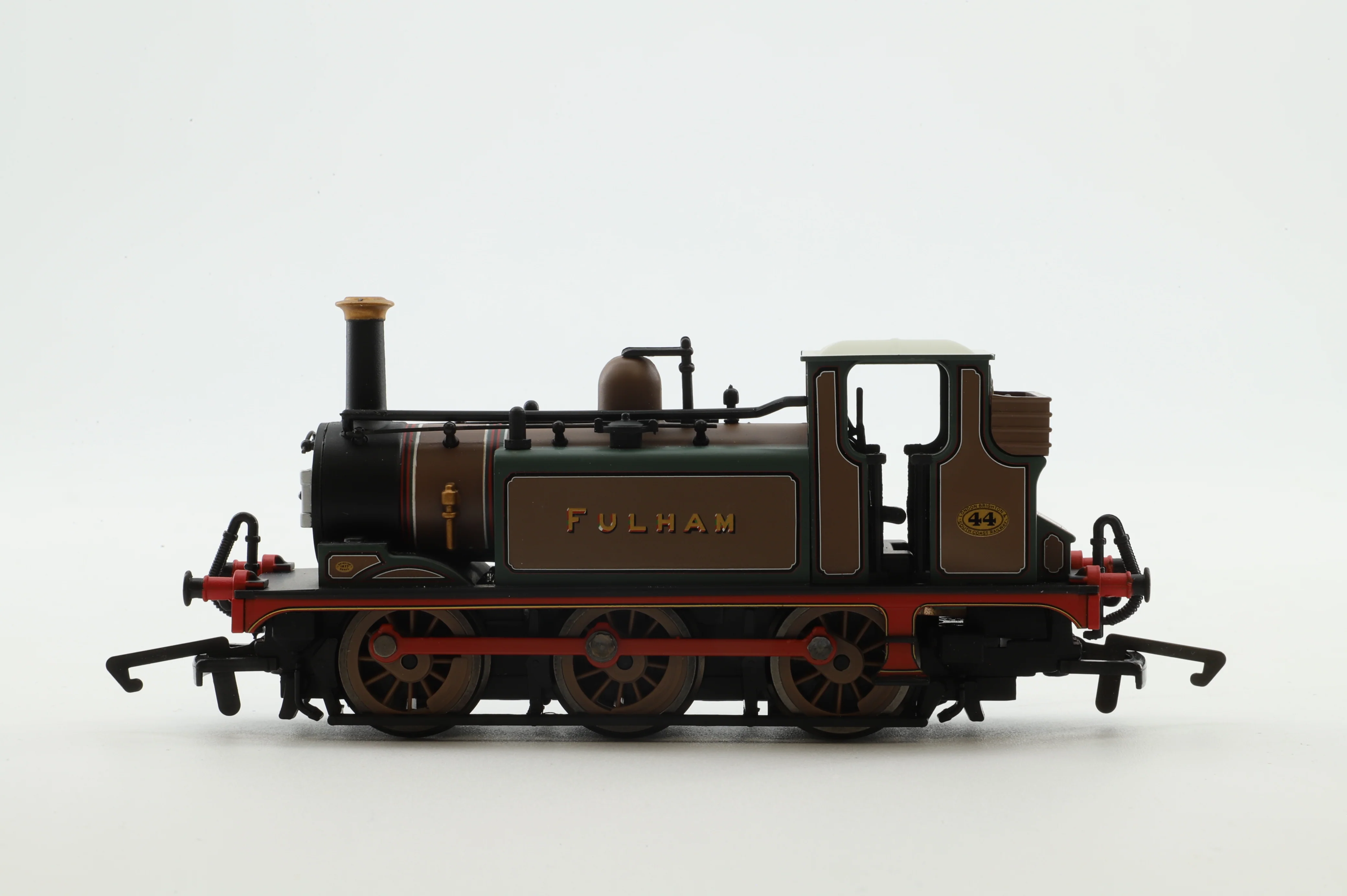 Hornby OO R2605 A1X Terrier No.44 'Fulham' in LBSC 'Improved Engine Green' - Image 2