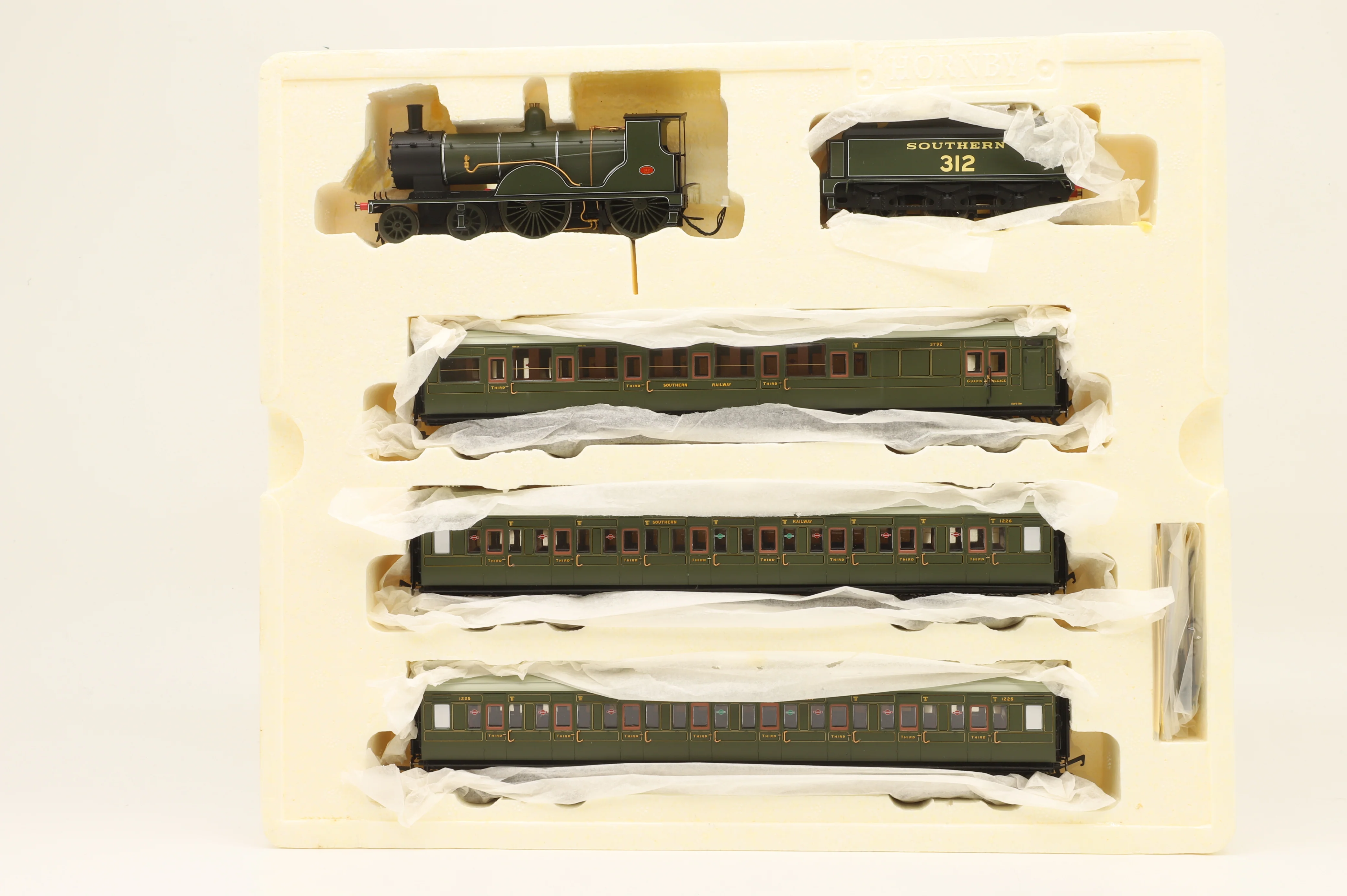 Hornby OO R2813 'Southern Suburban 1938' Great British Train Pack, Ltd Ed.1596/2500 & R4378 'Southern Suburban 1938' Coach Pack - Image 2