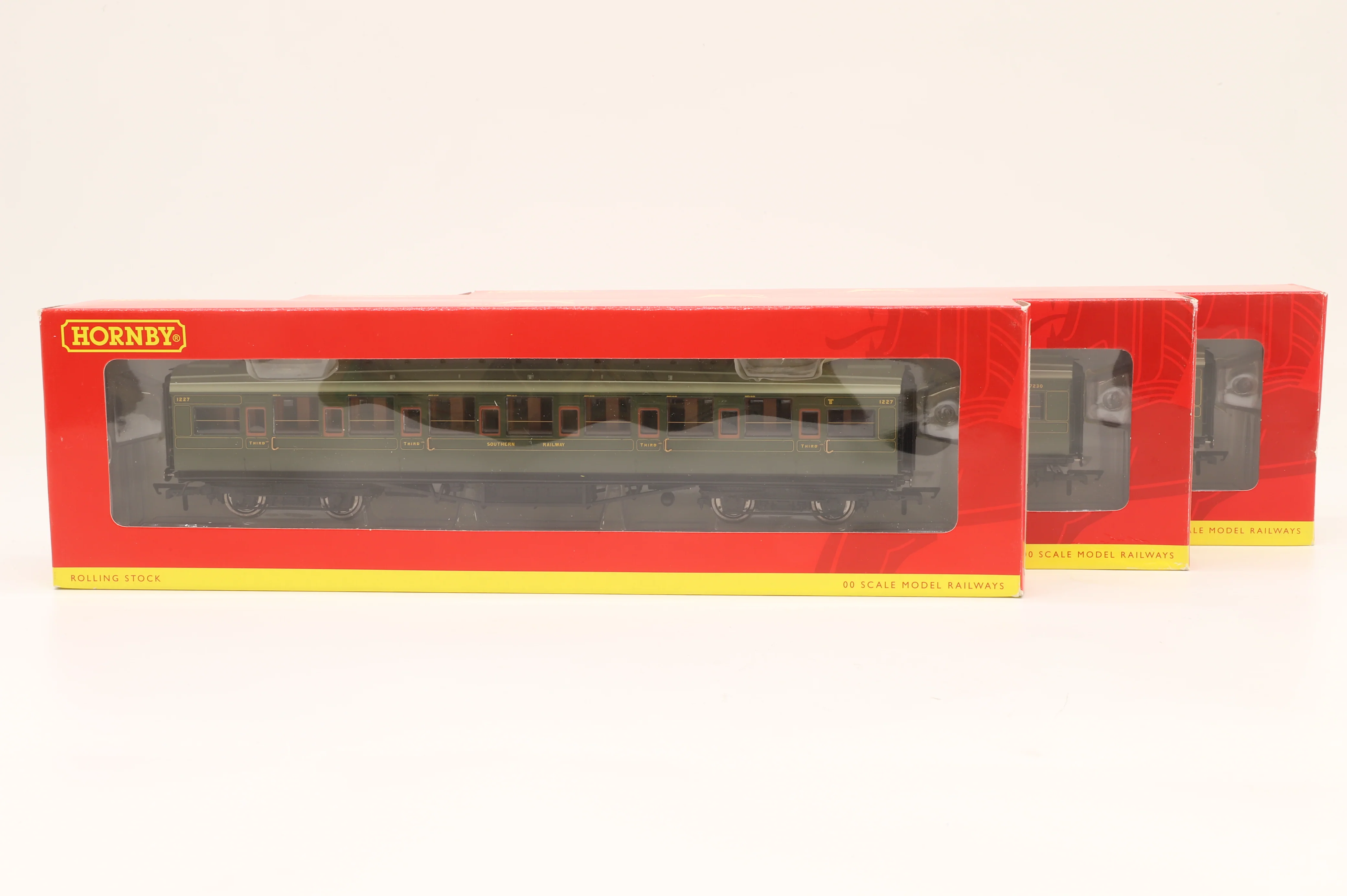Hornby OO R2813 'Southern Suburban 1938' Great British Train Pack, Ltd Ed.1596/2500 & R4378 'Southern Suburban 1938' Coach Pack - Image 3