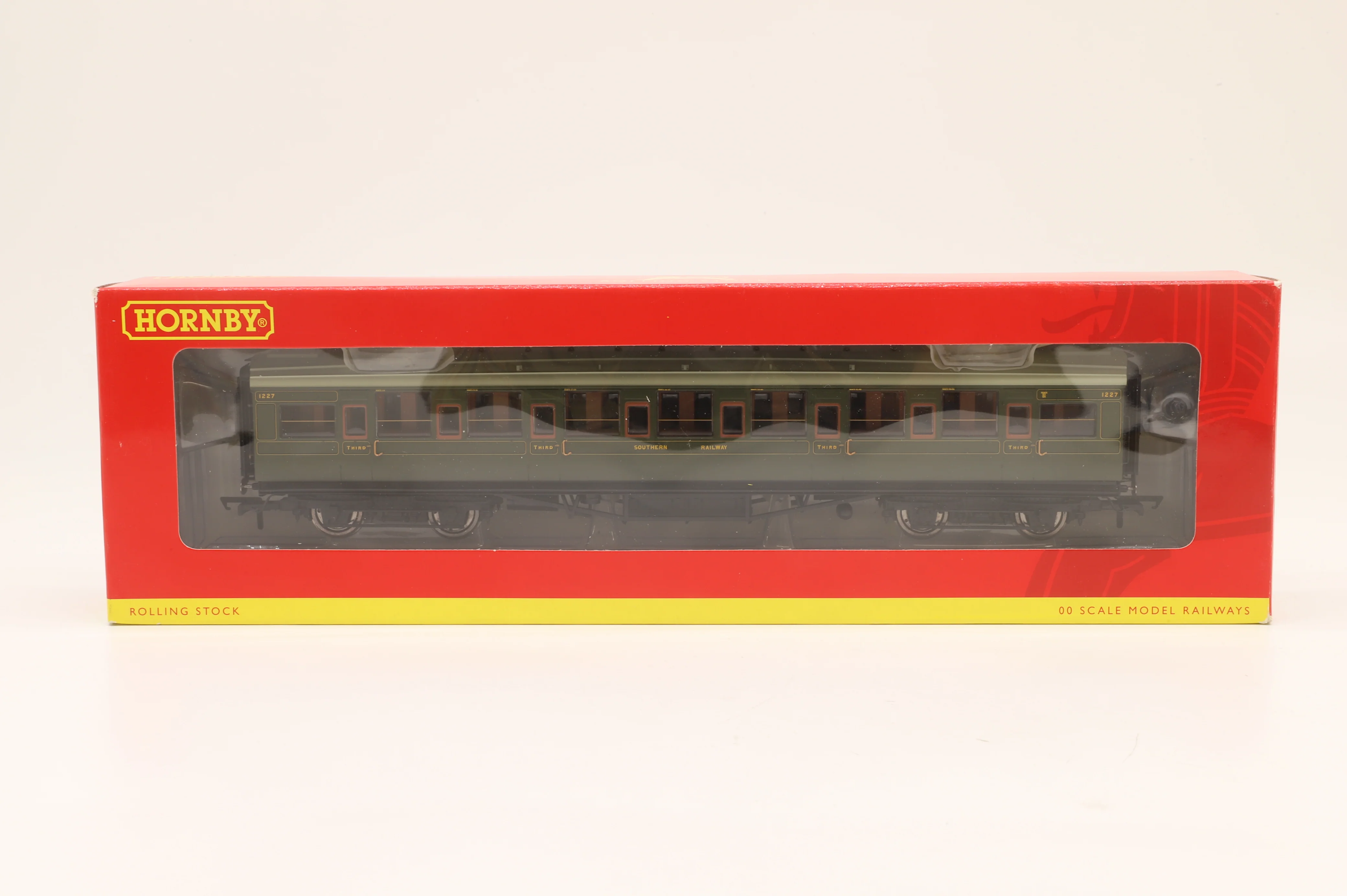 Hornby OO R2813 'Southern Suburban 1938' Great British Train Pack, Ltd Ed.1596/2500 & R4378 'Southern Suburban 1938' Coach Pack - Image 4