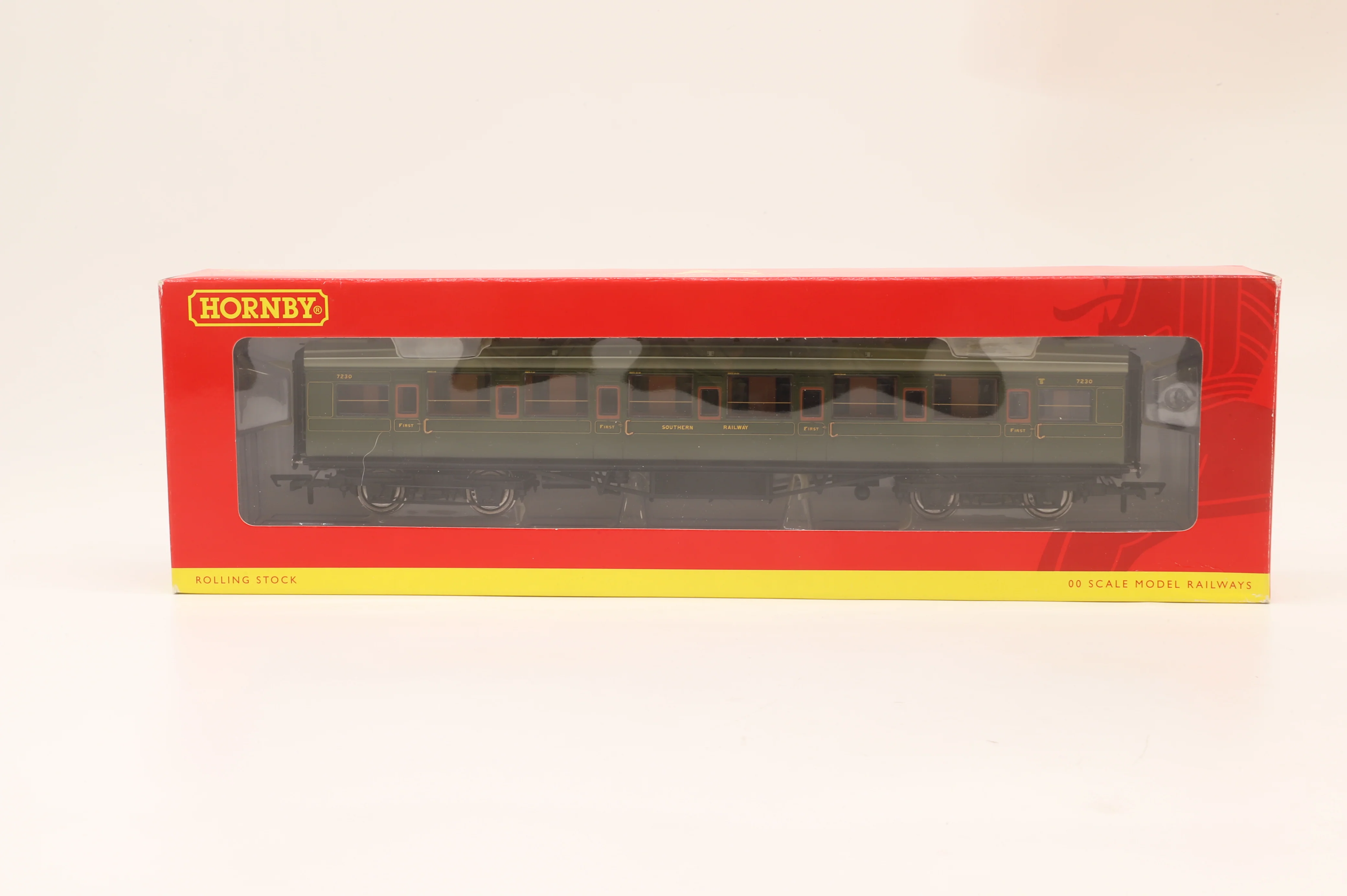 Hornby OO R2813 'Southern Suburban 1938' Great British Train Pack, Ltd Ed.1596/2500 & R4378 'Southern Suburban 1938' Coach Pack - Image 6