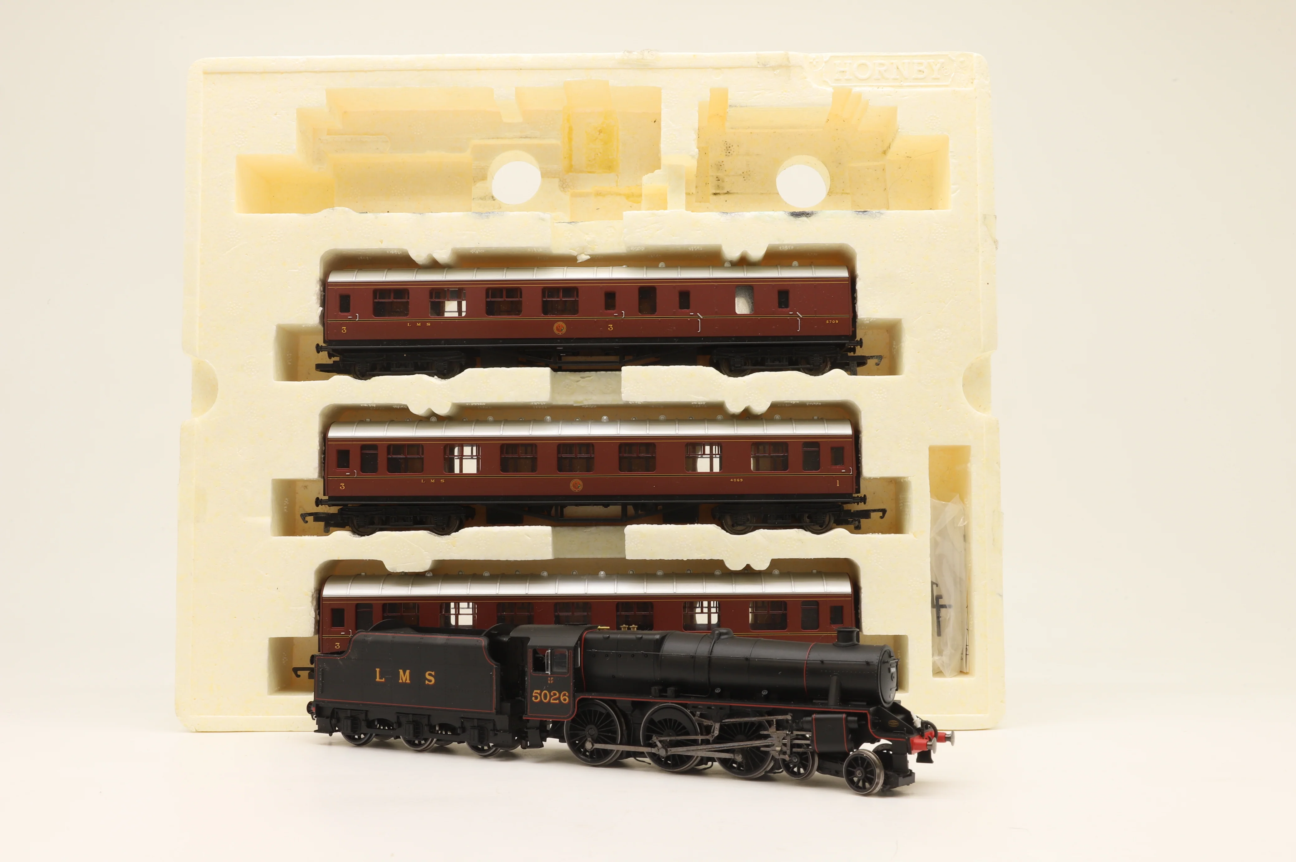 Hornby OO R2887M 'The Thames-Forth Express' Train Set Incl. Black 5 No.5026 & 3x Stanier Coaches