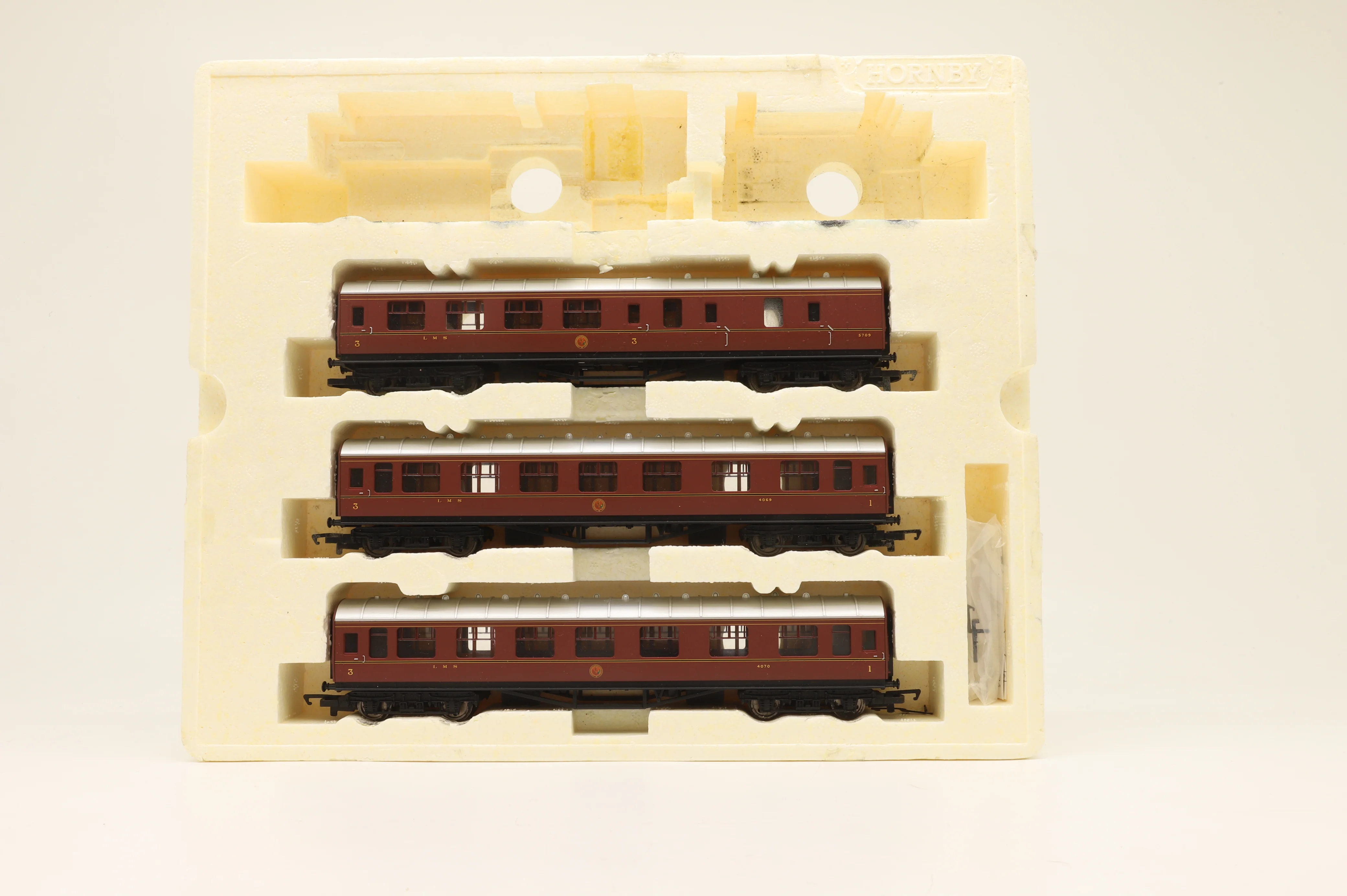 Hornby OO R2887M 'The Thames-Forth Express' Train Set Incl. Black 5 No.5026 & 3x Stanier Coaches - Image 6