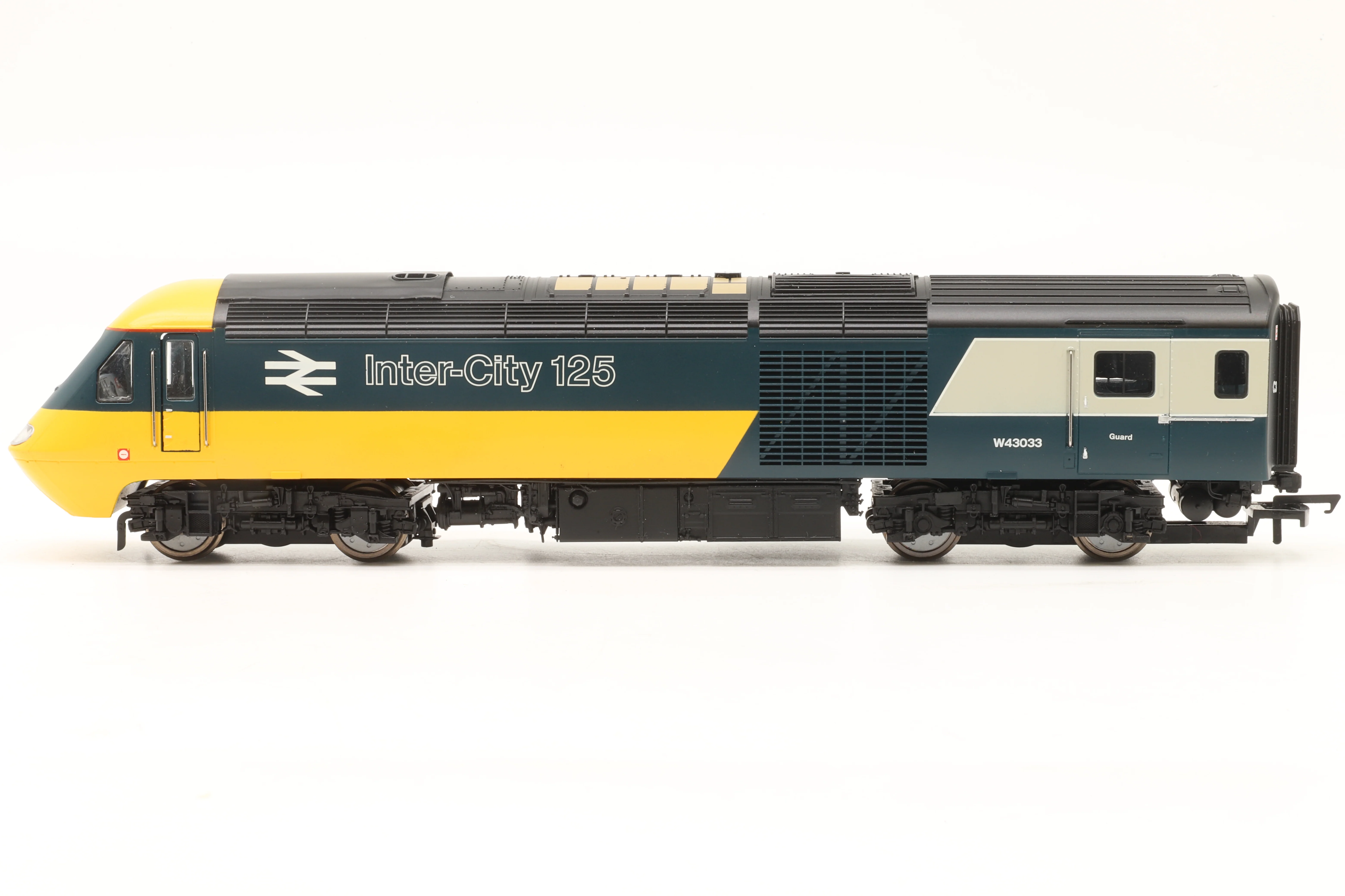 Hornby OO R3138 Class 43 HST Set in BR Intercity 125 Livery – DCC Sound - Image 6