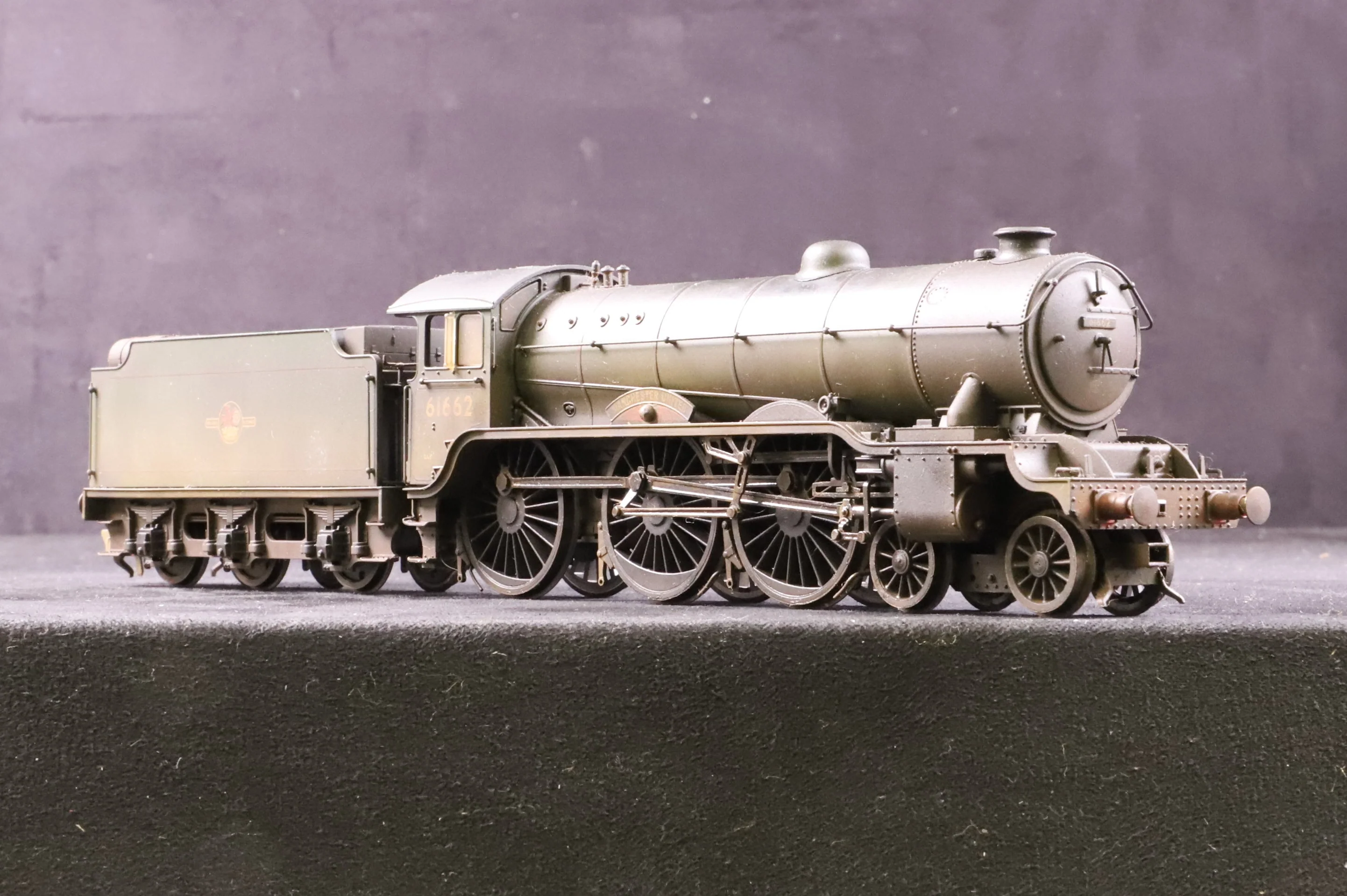 Hornby OO R3163 Class B17/6 61662 'Manchester United' in BR Lined Green w/ Late Crests - Heavily Weathered