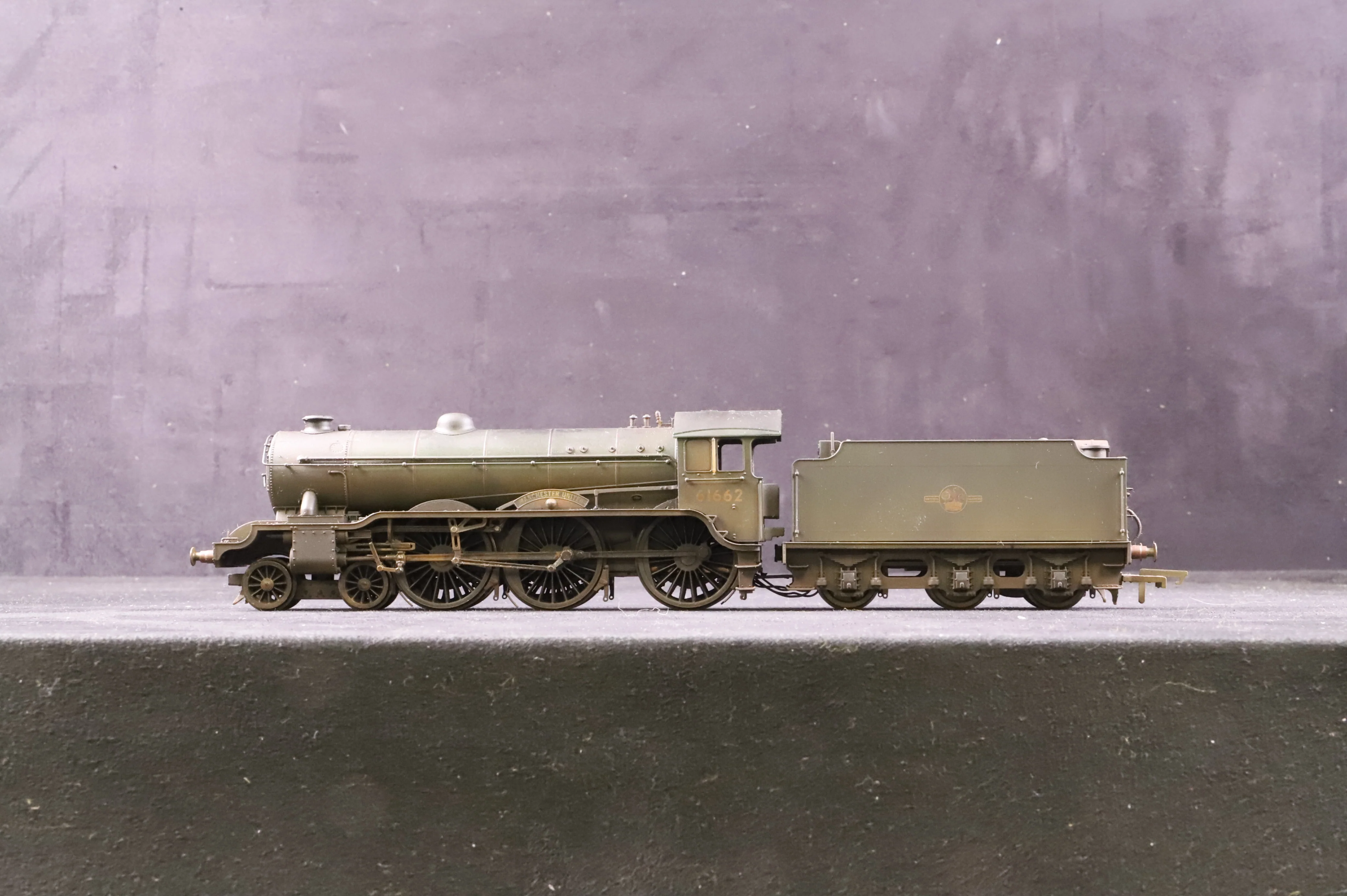 Hornby OO R3163 Class B17/6 61662 'Manchester United' in BR Lined Green w/ Late Crests - Heavily Weathered - Image 2