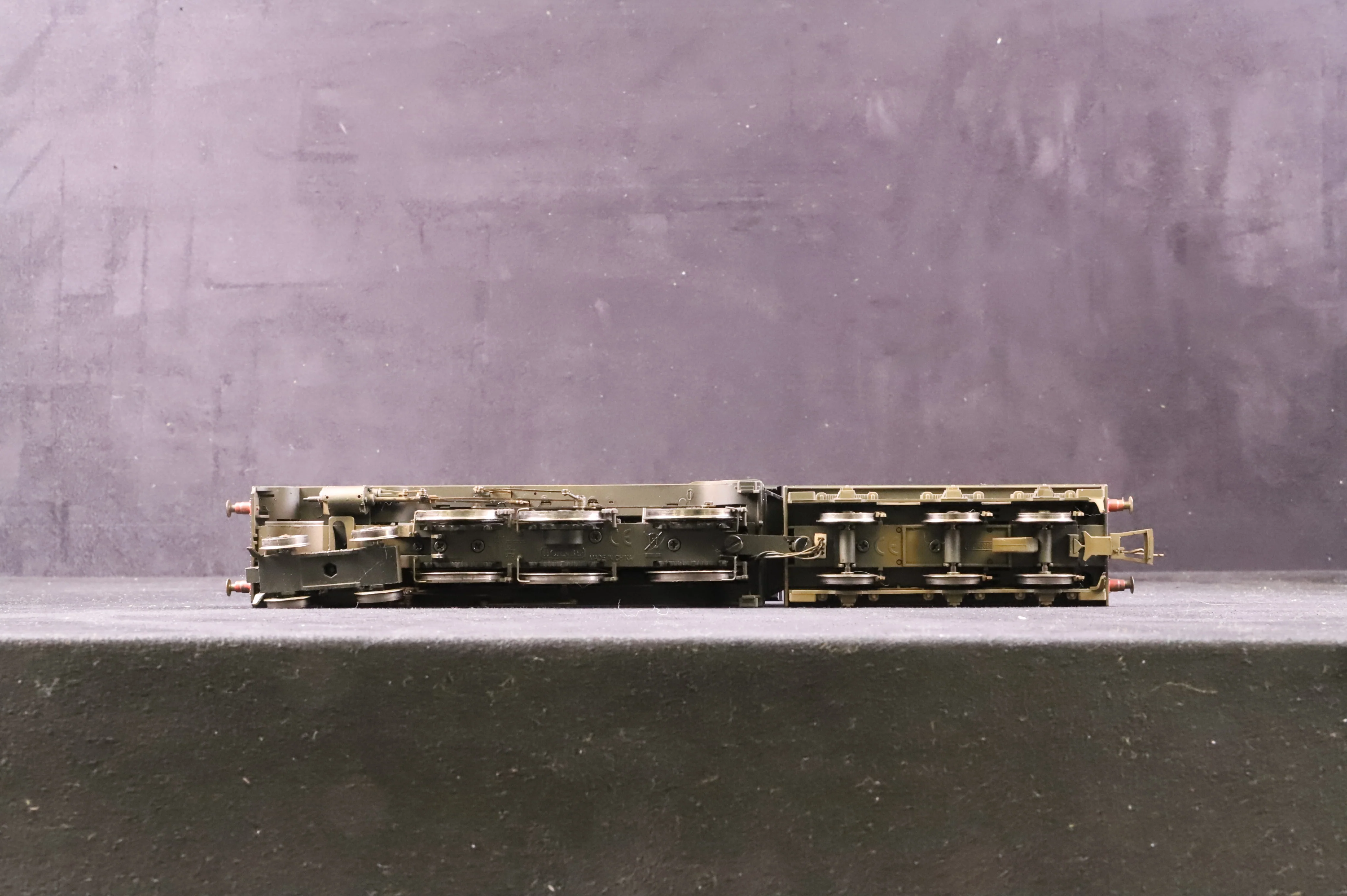 Hornby OO R3163 Class B17/6 61662 'Manchester United' in BR Lined Green w/ Late Crests - Heavily Weathered - Image 3