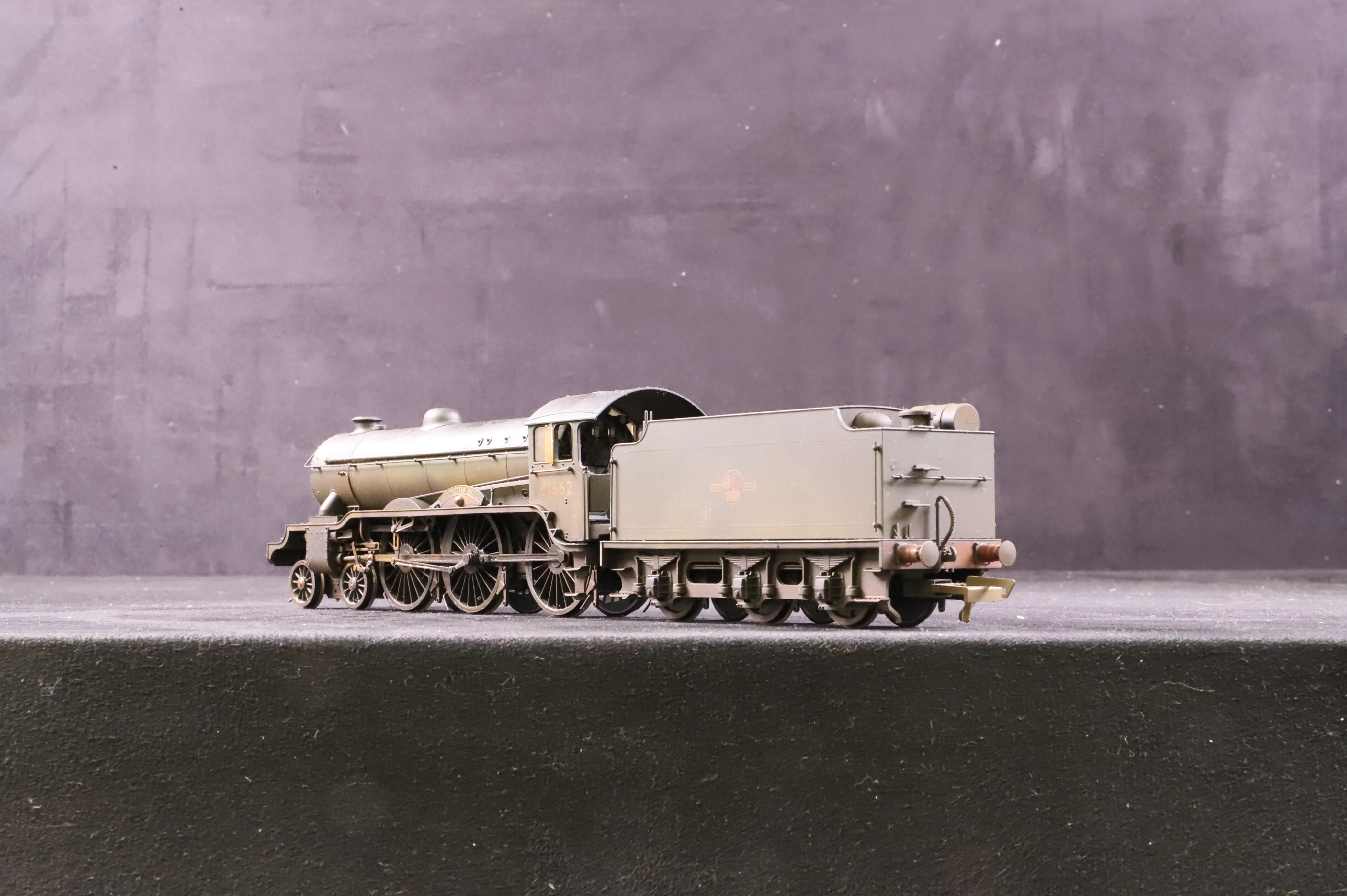 Hornby OO R3163 Class B17/6 61662 'Manchester United' in BR Lined Green w/ Late Crests - Heavily Weathered - Image 5