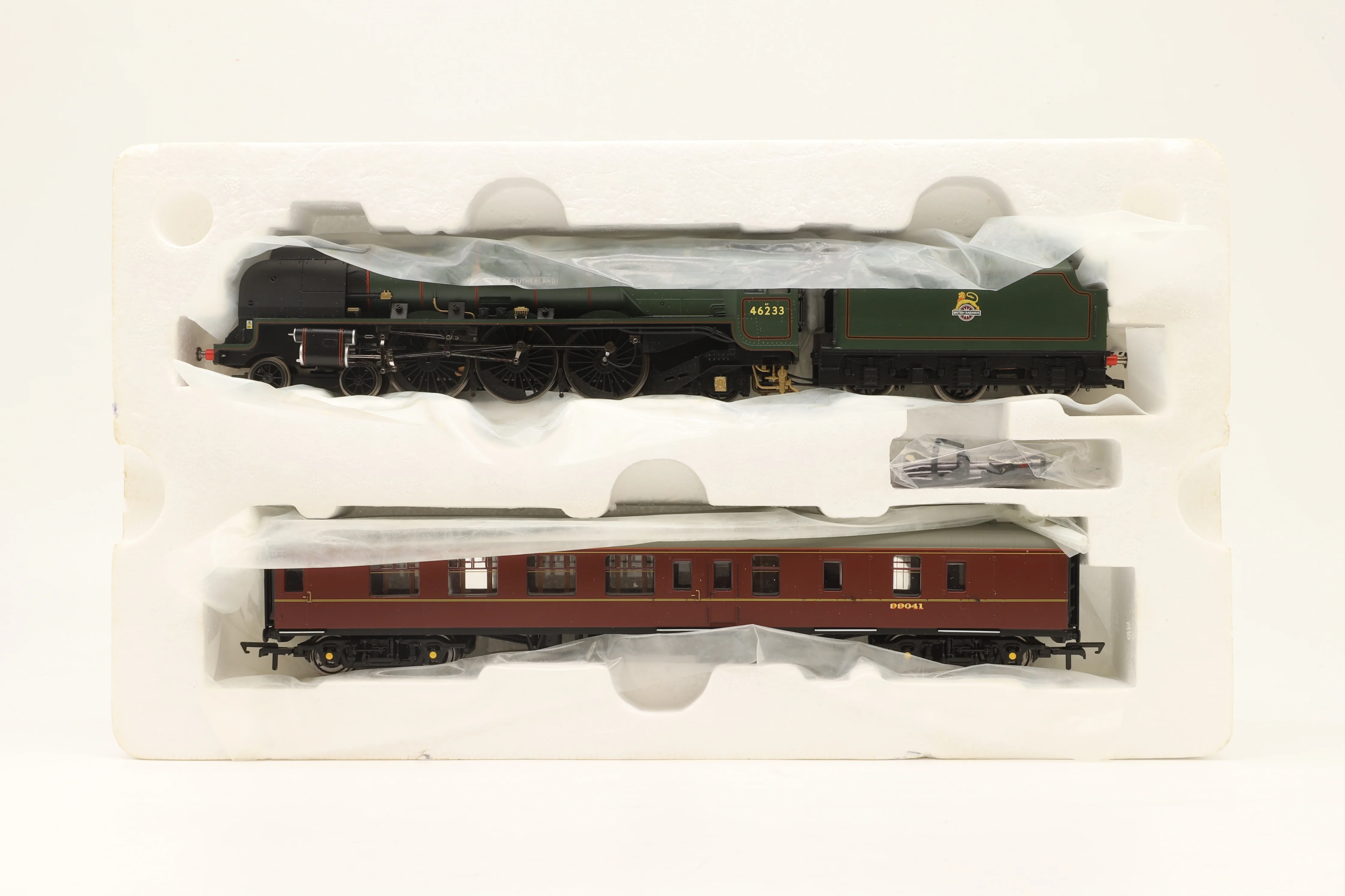Hornby OO R3221 Duchess of Sutherland & Support Coach Set DCC Sound