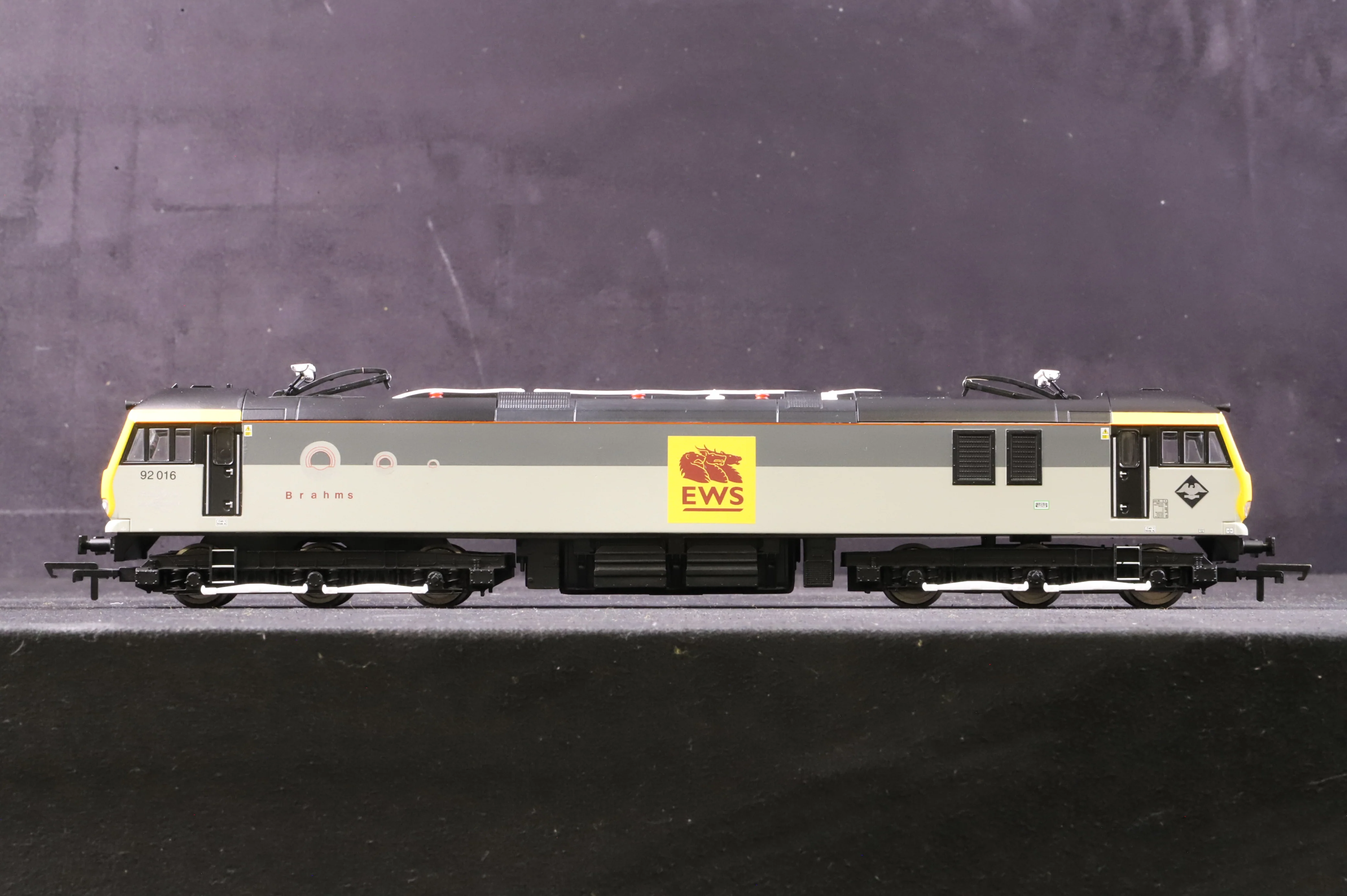Hornby OO R3480 Class 92 92016 'Brahms' in EWS (Rebranded BR Railfreight Grey) Livery - Image 2