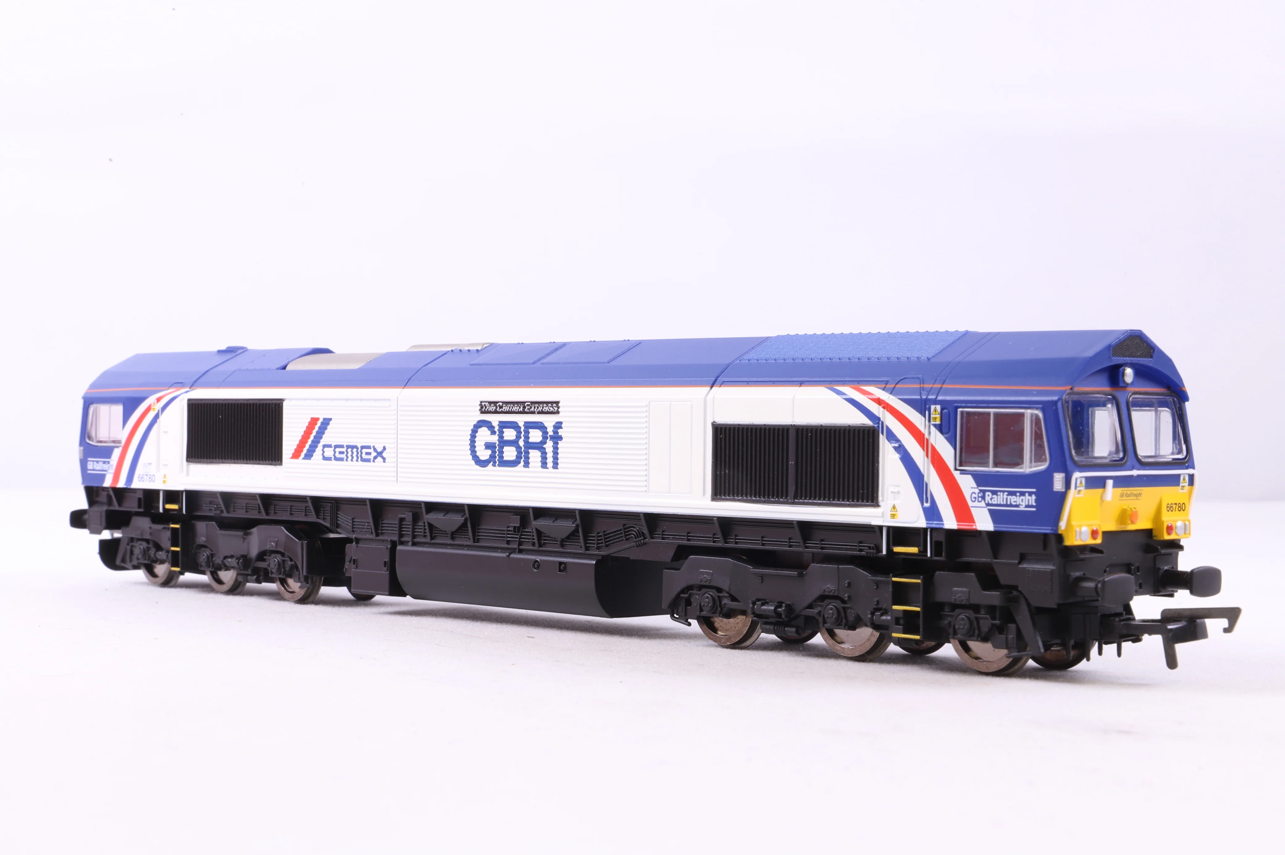 Hornby OO R3951 GBRf/CEMEX Co-Co Class 66 'The Cemex Express' '66780' - Image 3