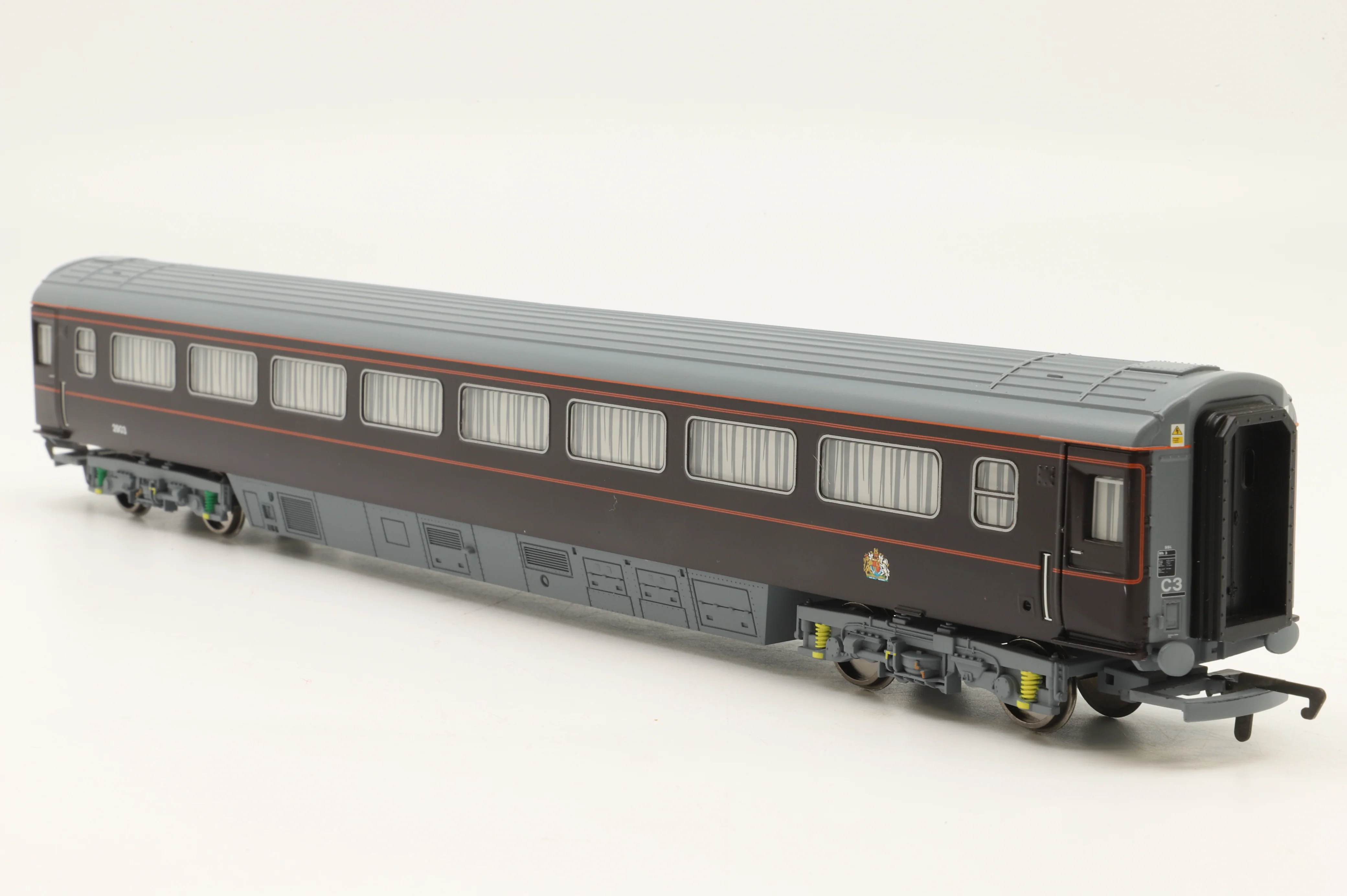 Hornby OO R4197 'The Royal Train' Coach Pack - Image 3