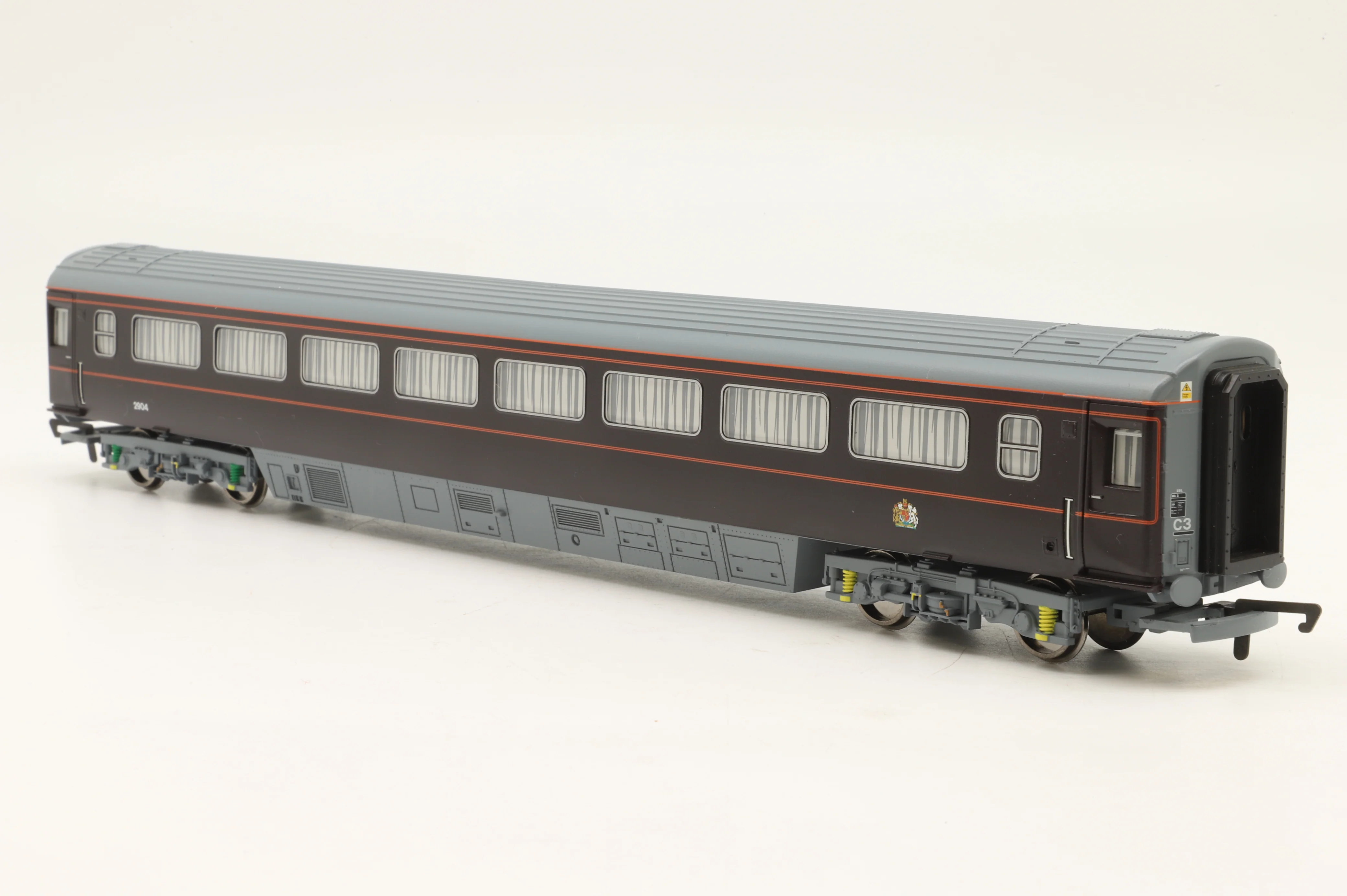 Hornby OO R4197 'The Royal Train' Coach Pack - Image 4