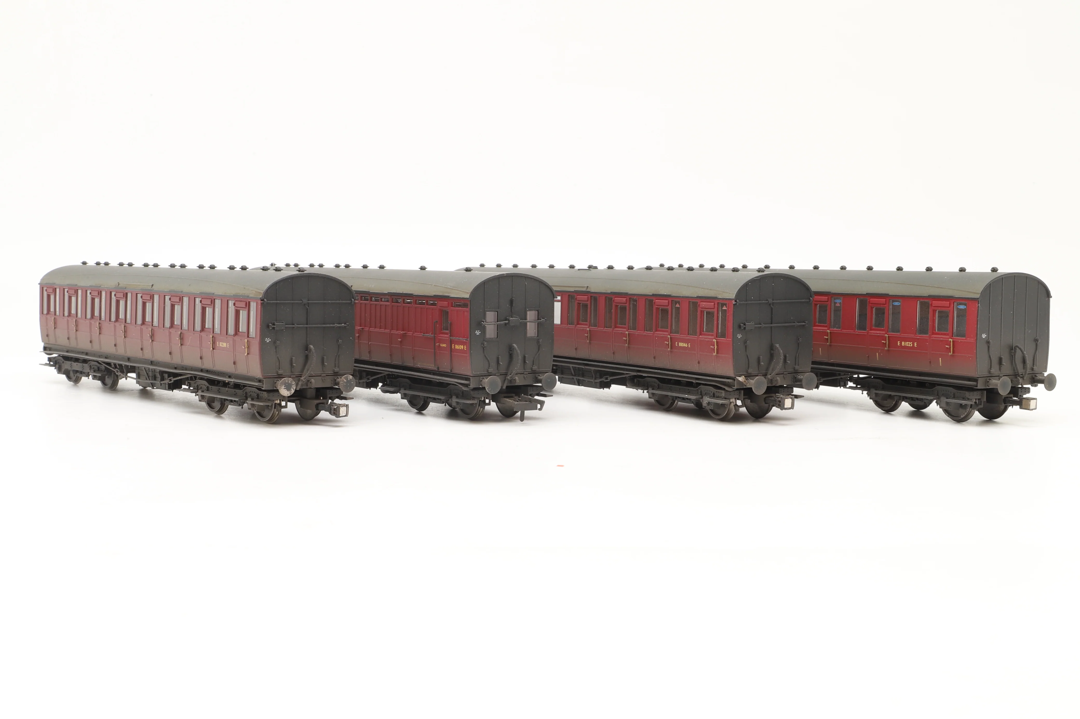 Hornby OO Rake of 4 BR Gresley Suburban Coaches, Weathered