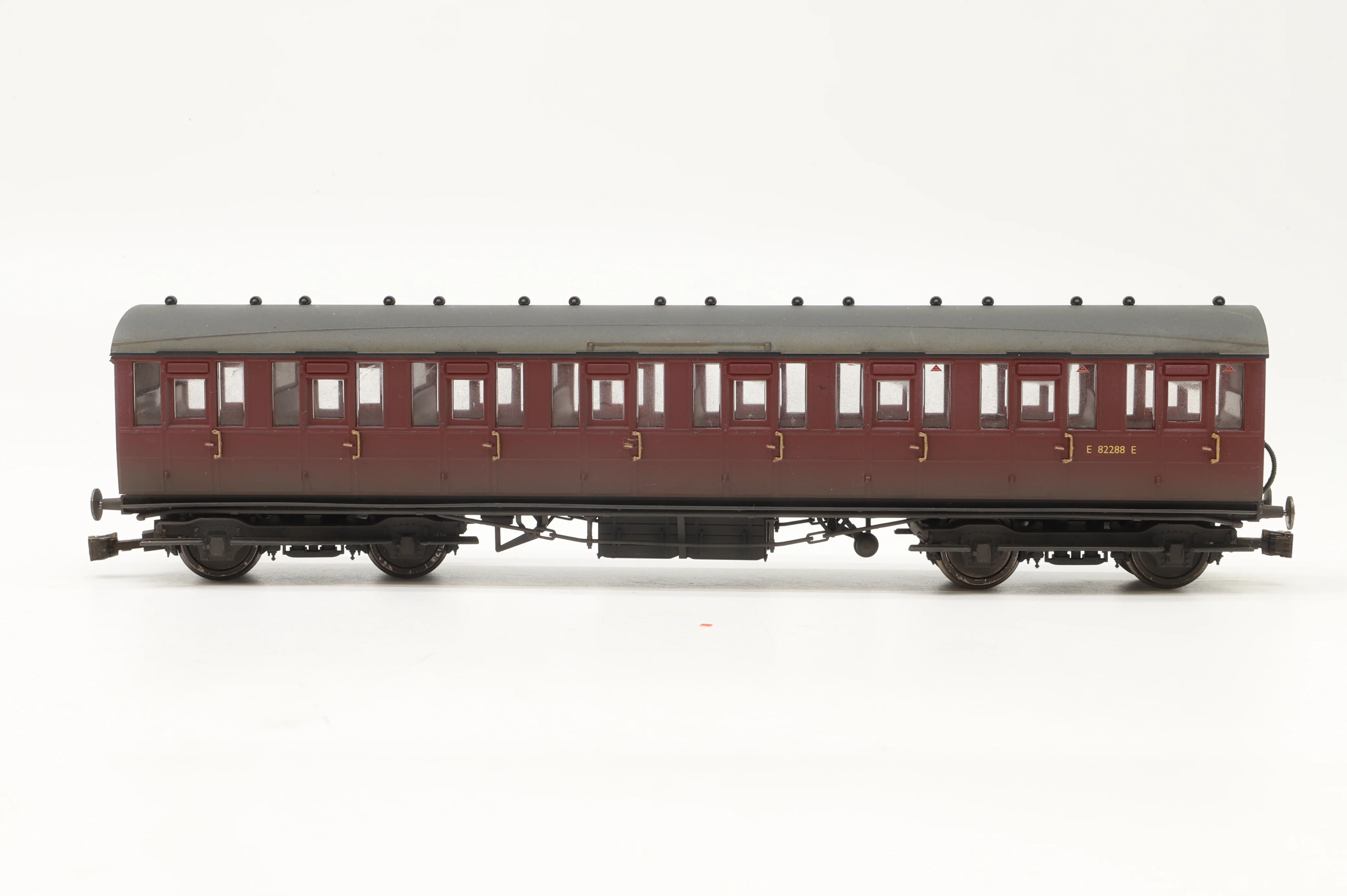 Hornby OO Rake of 4 BR Gresley Suburban Coaches, Weathered - Image 2