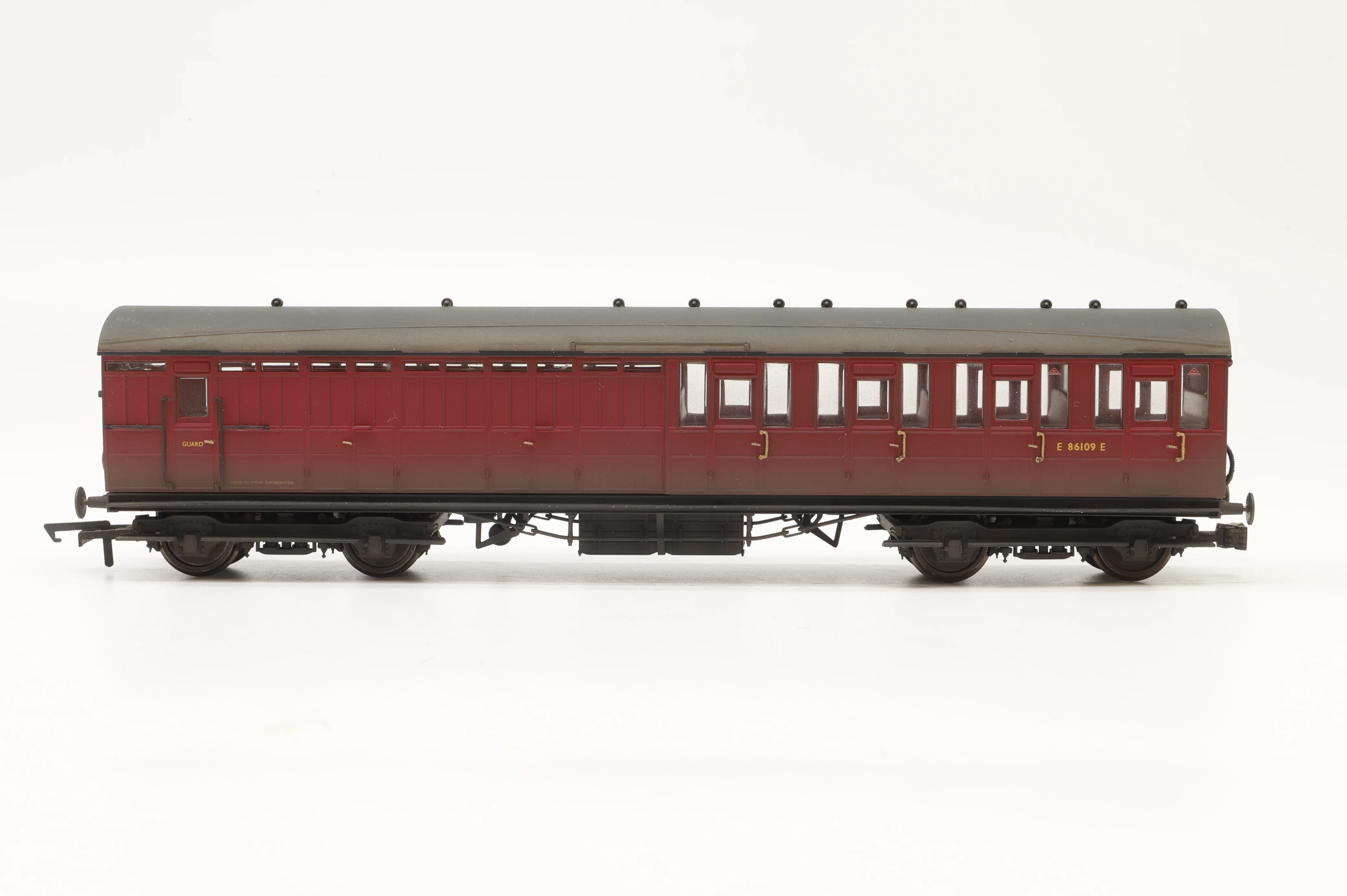 Hornby OO Rake of 4 BR Gresley Suburban Coaches, Weathered - Image 3