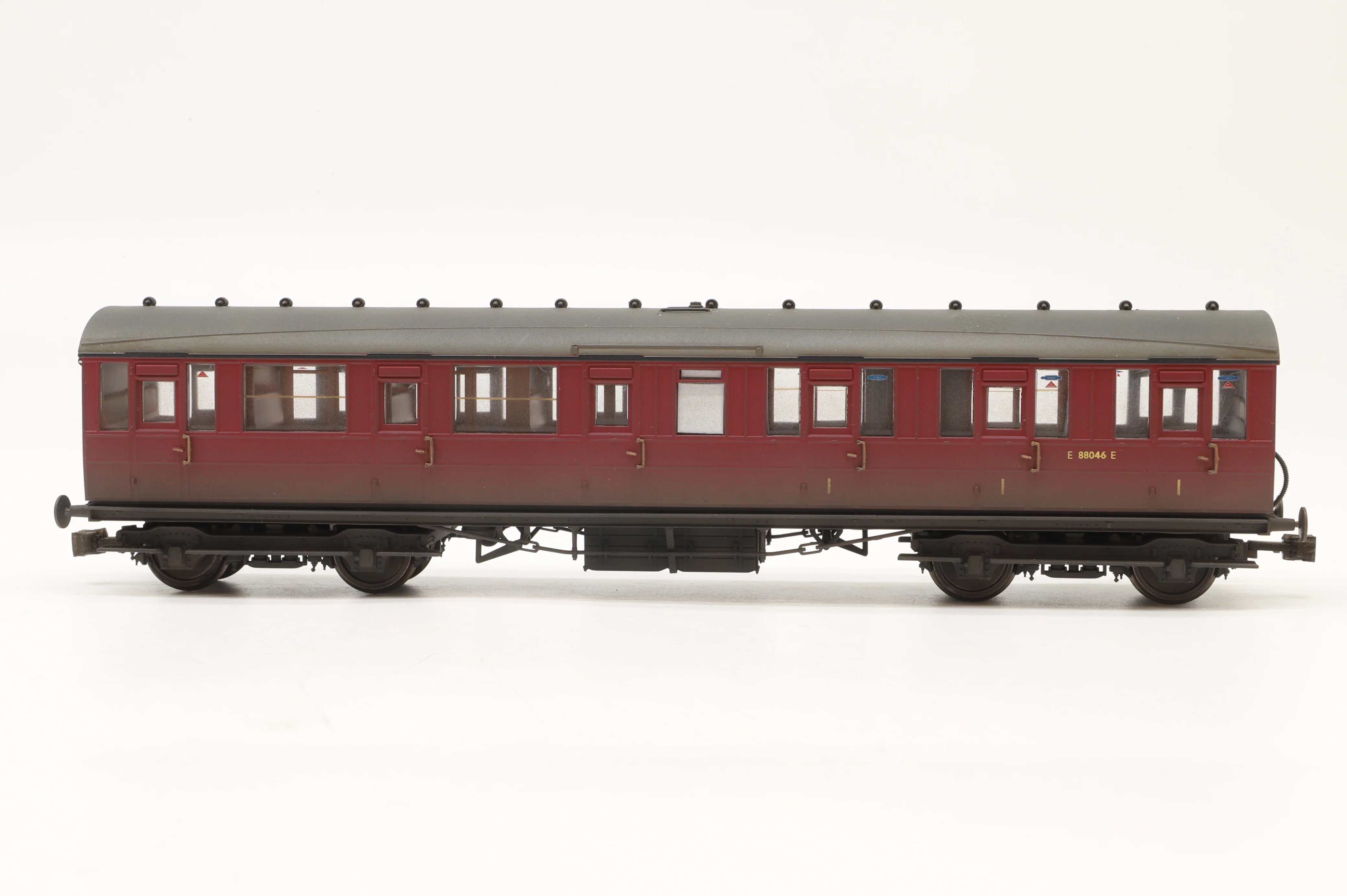 Hornby OO Rake of 4 BR Gresley Suburban Coaches, Weathered - Image 4