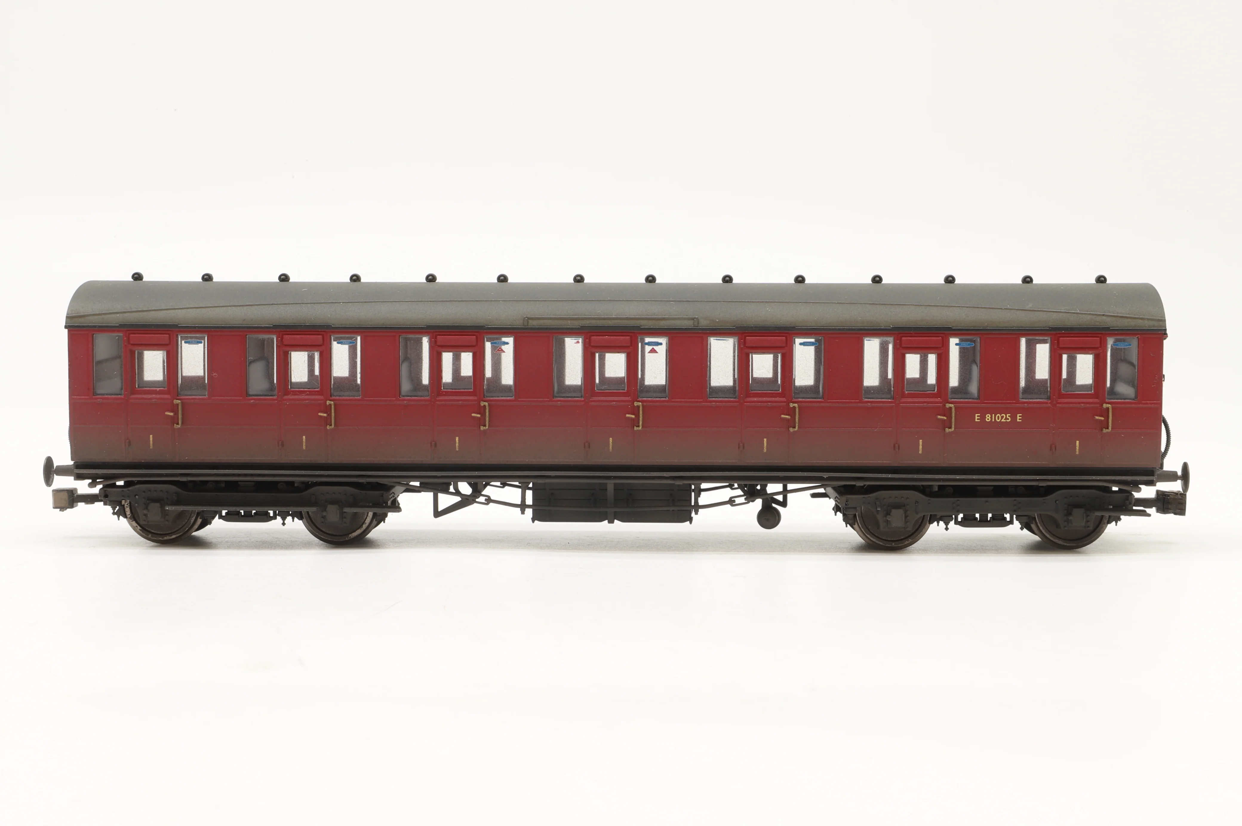 Hornby OO Rake of 4 BR Gresley Suburban Coaches, Weathered - Image 5