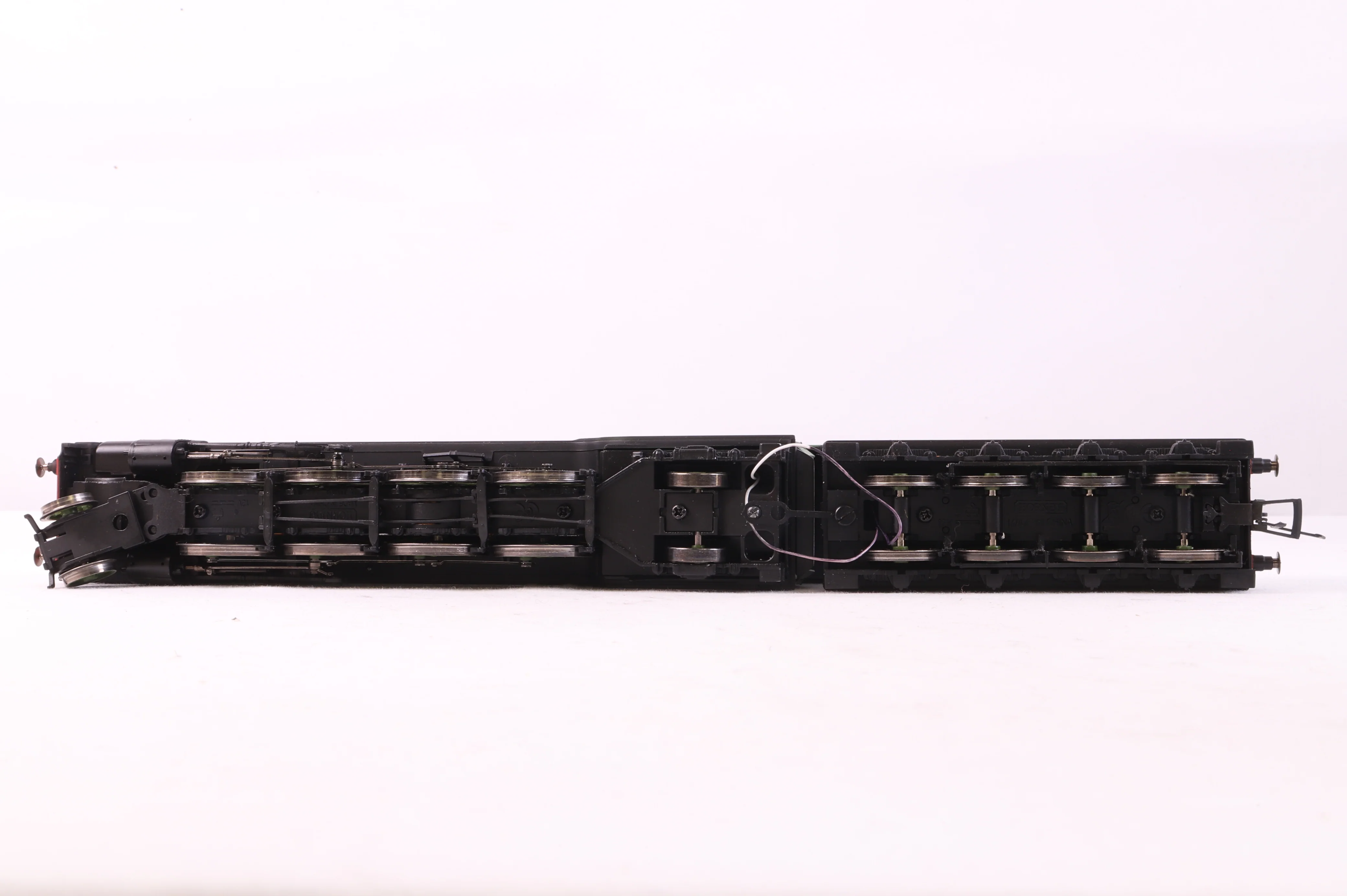 Hornby Railroad OO R3171 Class P2 '2001' 'Cock O' The North' LNER Green DCC Sound - Image 4