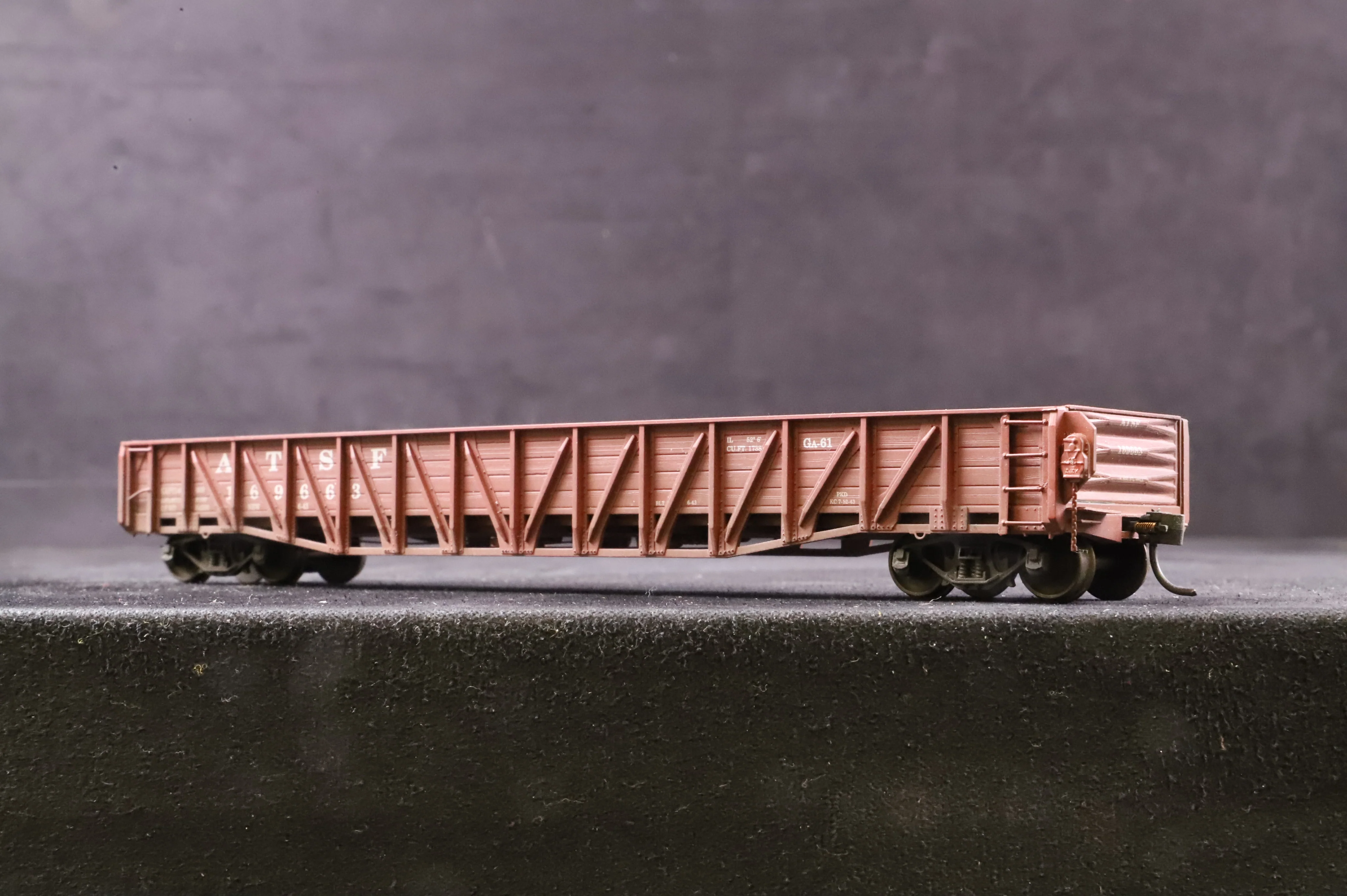 InterMountain Railway Co. HO T452301-11/13 'War Emergency' Gondola Wagons No. 169663/572 in ATSF Brown - Weathered - Image 2
