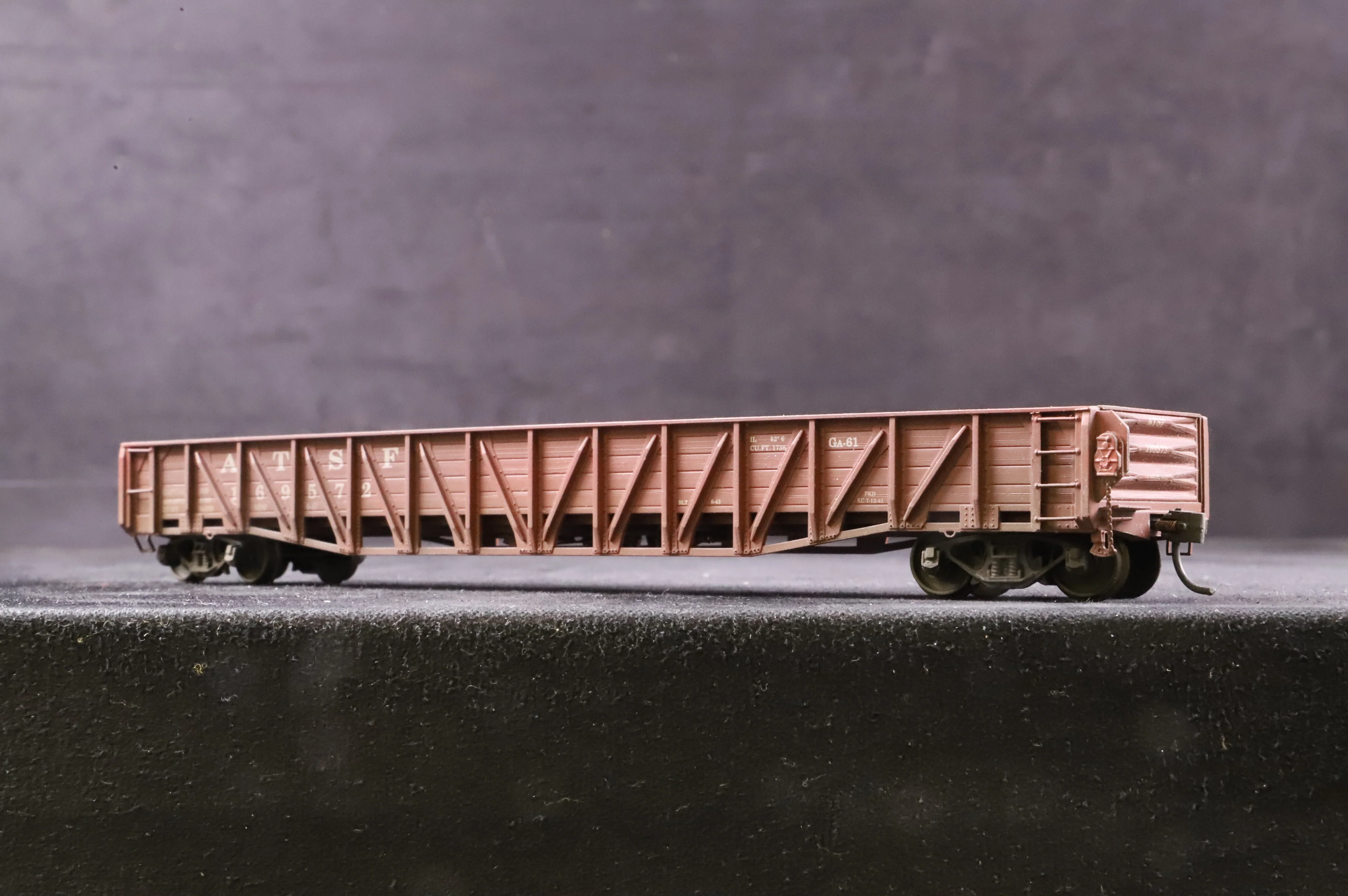InterMountain Railway Co. HO T452301-11/13 'War Emergency' Gondola Wagons No. 169663/572 in ATSF Brown - Weathered - Image 4