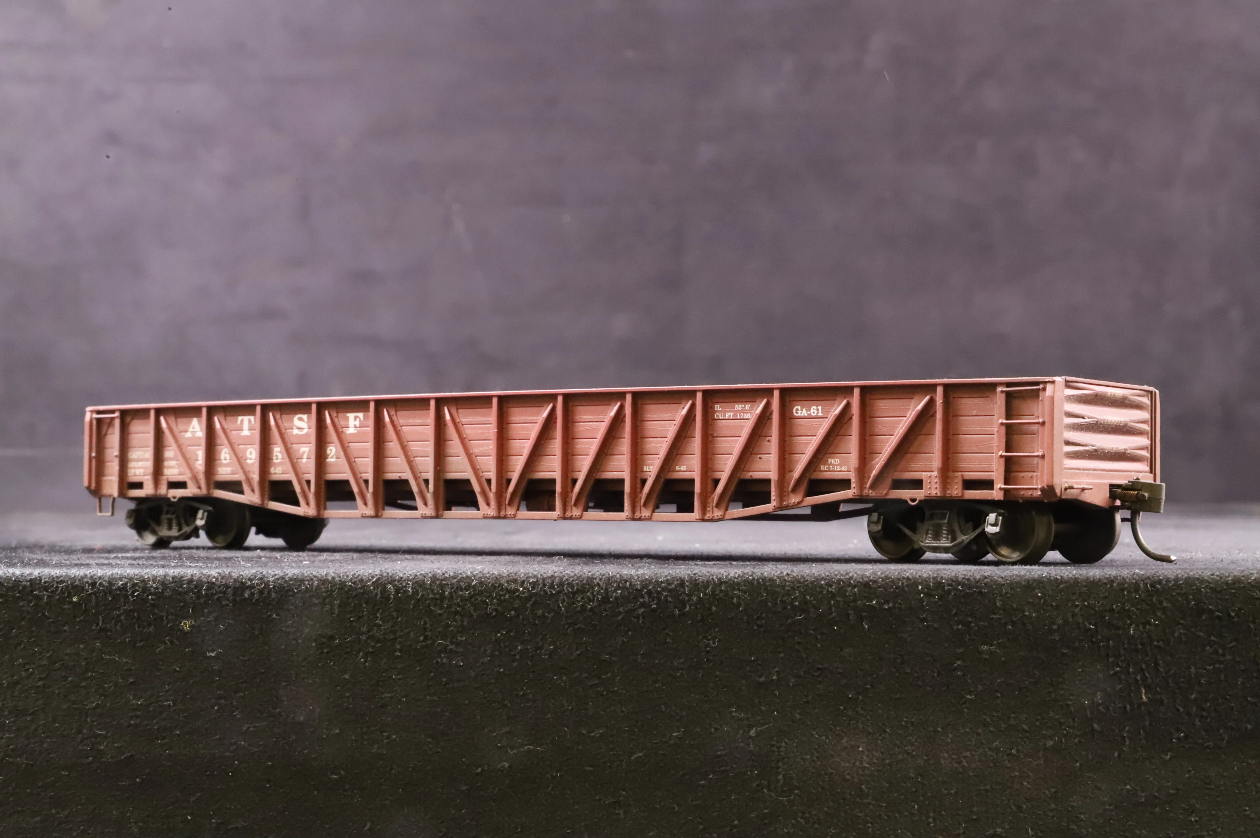 InterMountain Railway Co. HO T452301-11/13 'War Emergency' Gondola Wagons No. 169663/572 in ATSF Brown - Weathered - Image 5