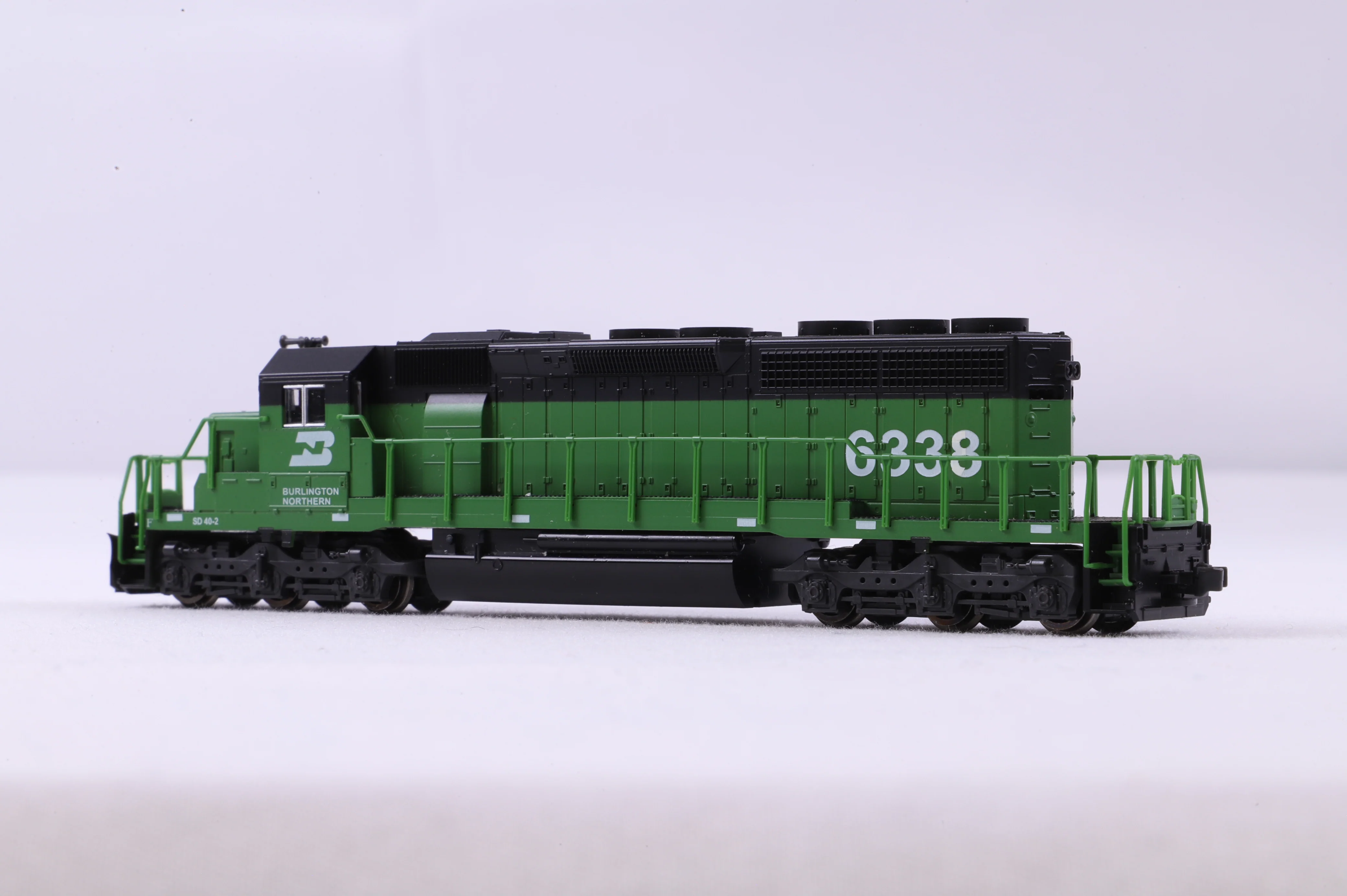 Kato N 176-4801 SD40-2 Early BN '6333' Diesel Locomotive - Image 2