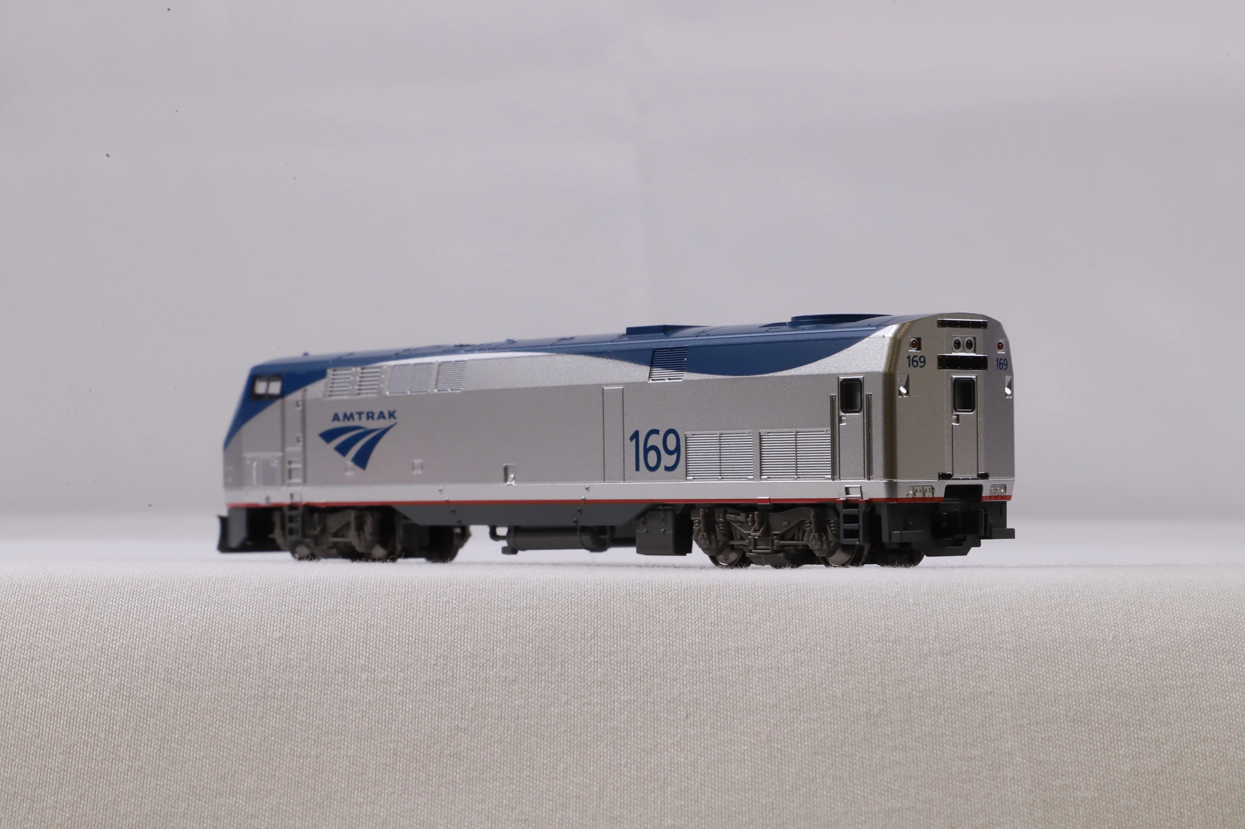 Kato N 176-6033 P42 '169' Amtrak Phase V Late - Image 4