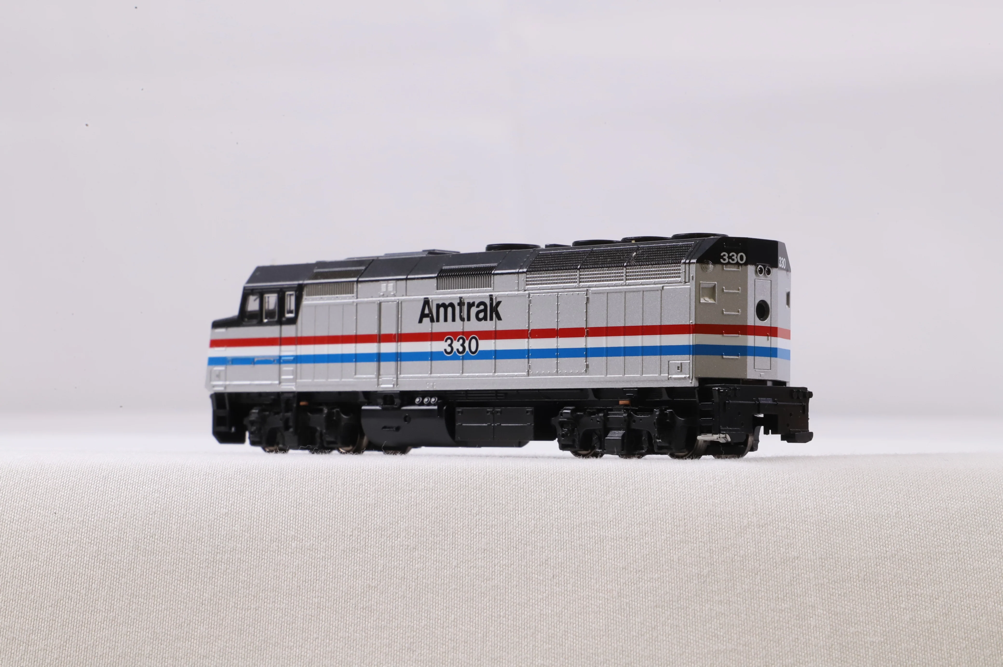 Kato N 176-6105 F40PH Amtrak Phase 3 '330' Diesel Locomotive DCC Fitted - Image 4