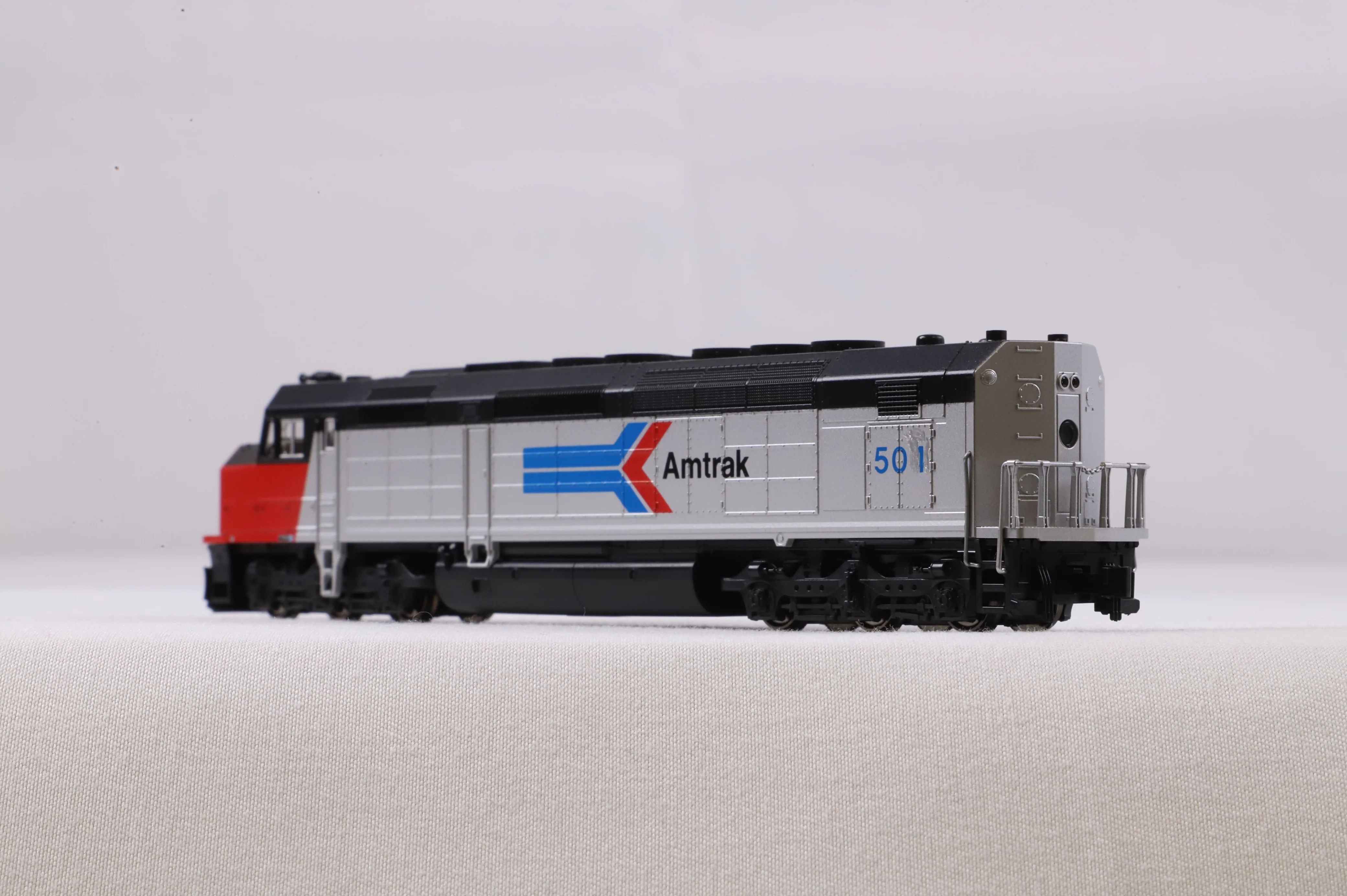 Kato N 176-9201 SDP40F Type 1 Body Amtrak Phase 1 '501' Diesel Locomotive Renumbered - Image 4