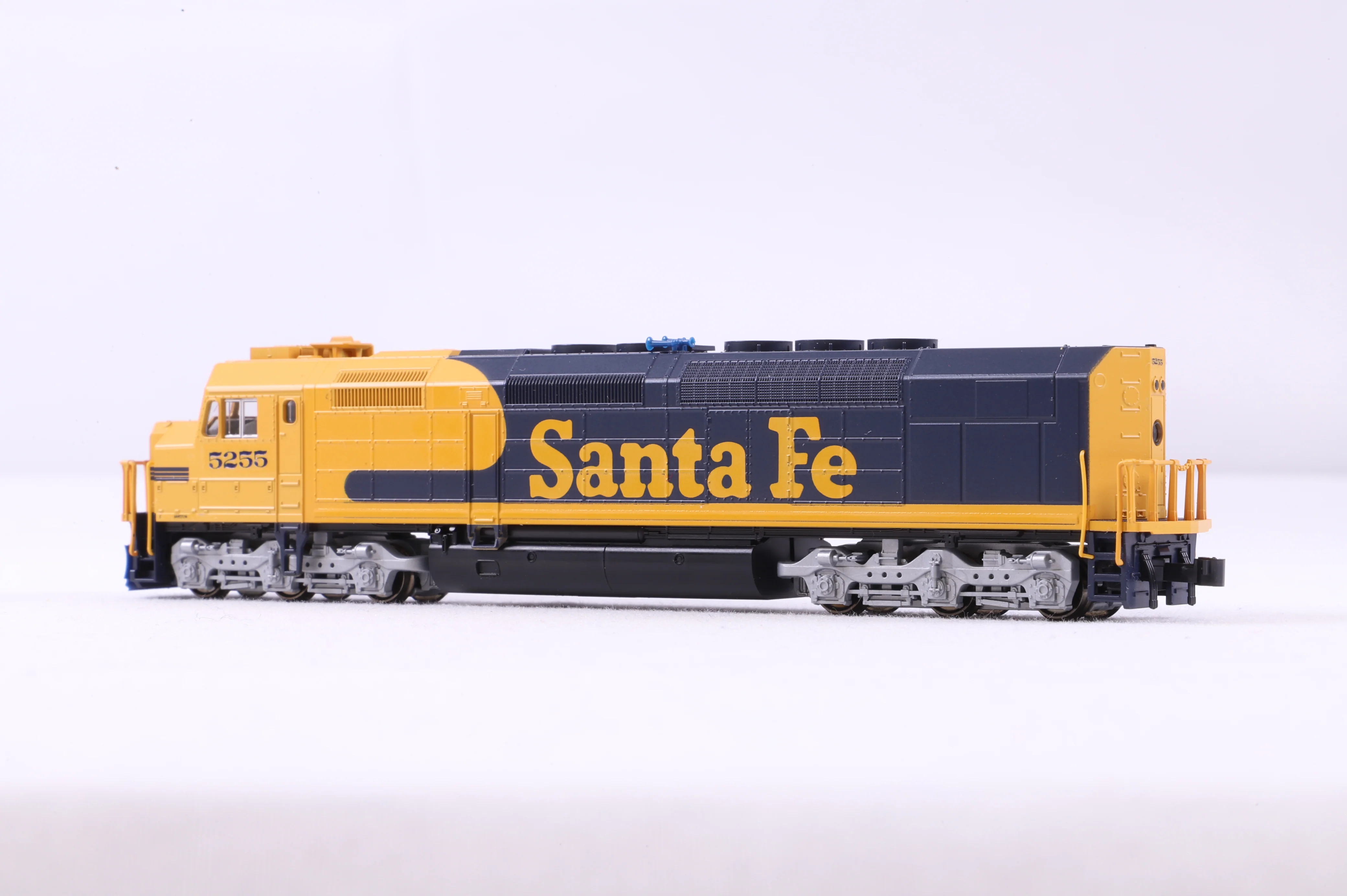 Kato N 176-9211 SDP40F Type IV AT&SF '5255' Diesel Locomotive Renumbered - Image 2