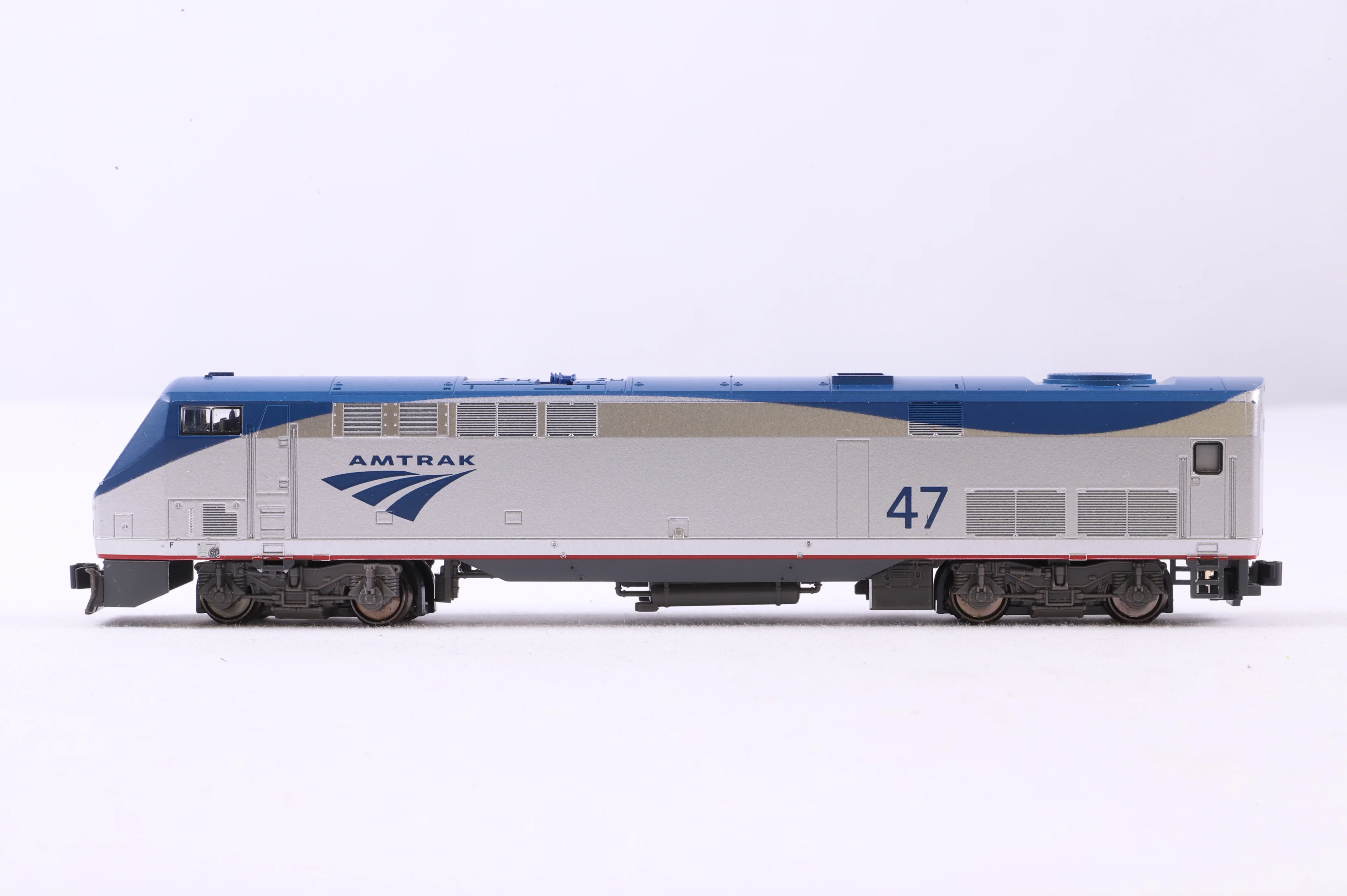 Kato N Gauge 176-6030 P42DC Genesis GE No.47 in Phase 5 Amtrak Livery - Image 2