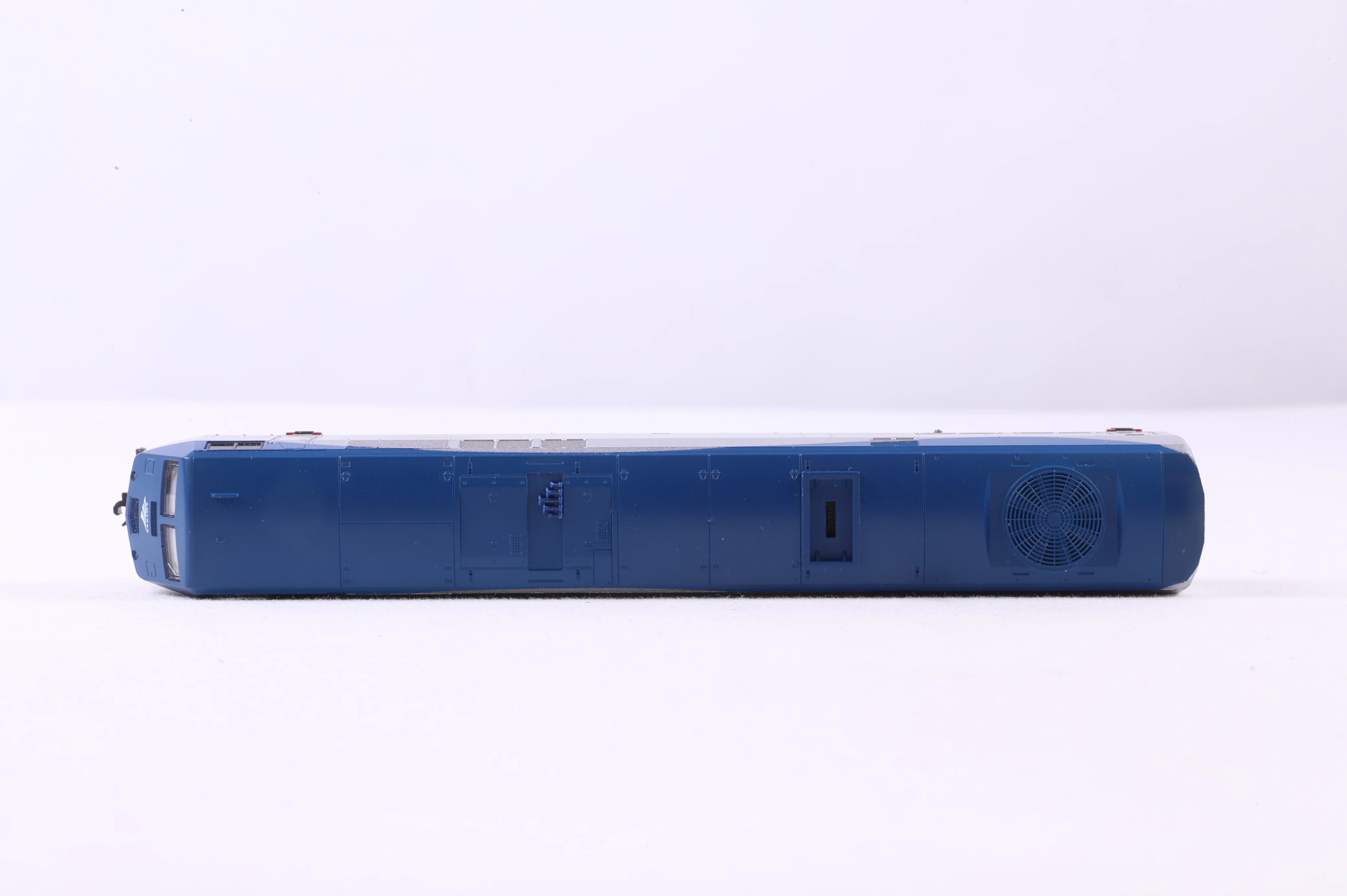 Kato N Gauge 176-6030 P42DC Genesis GE No.47 in Phase 5 Amtrak Livery - Image 3