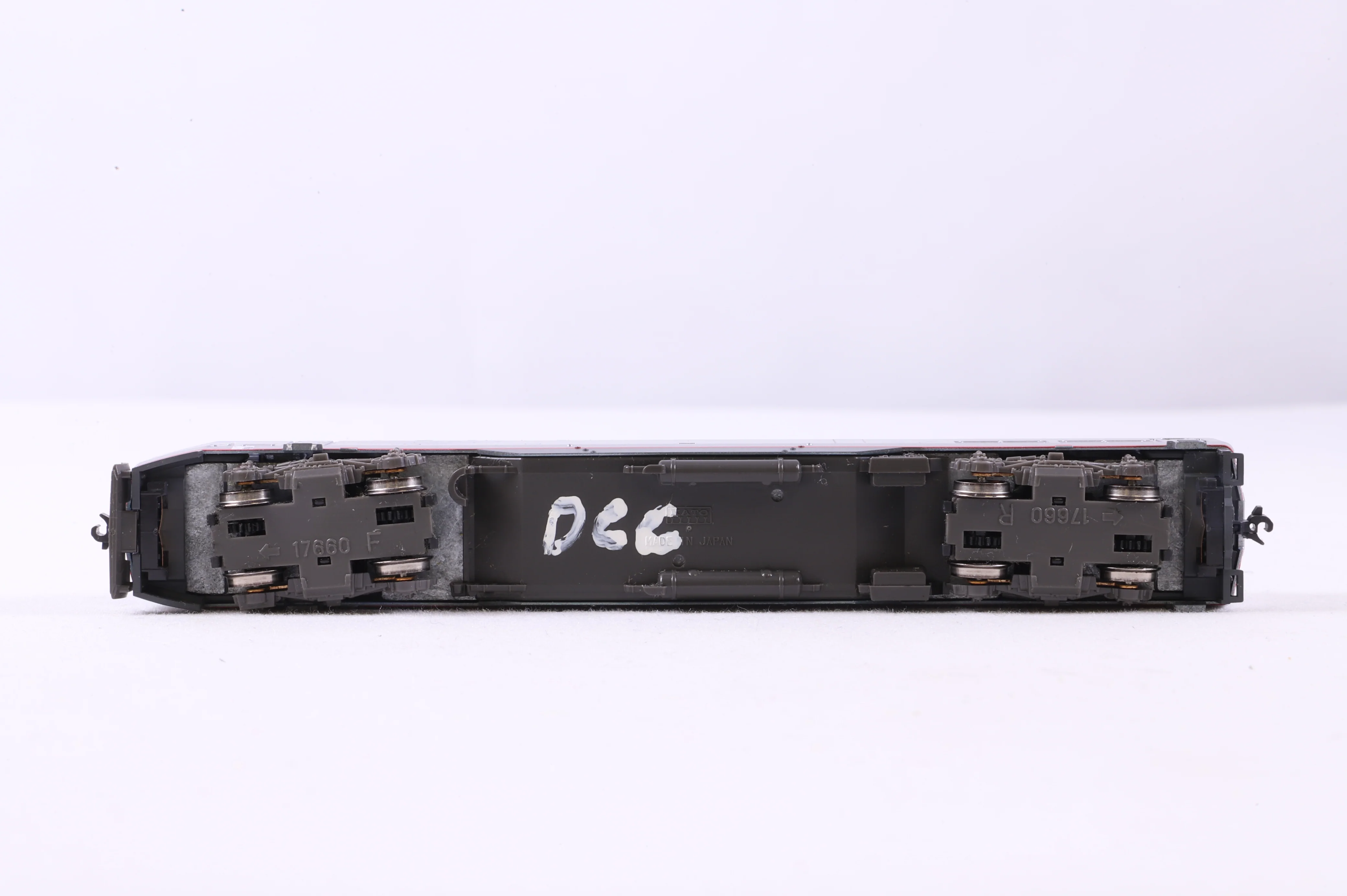 Kato N Gauge 176-6030 P42DC Genesis GE No.47 in Phase 5 Amtrak Livery - Image 4
