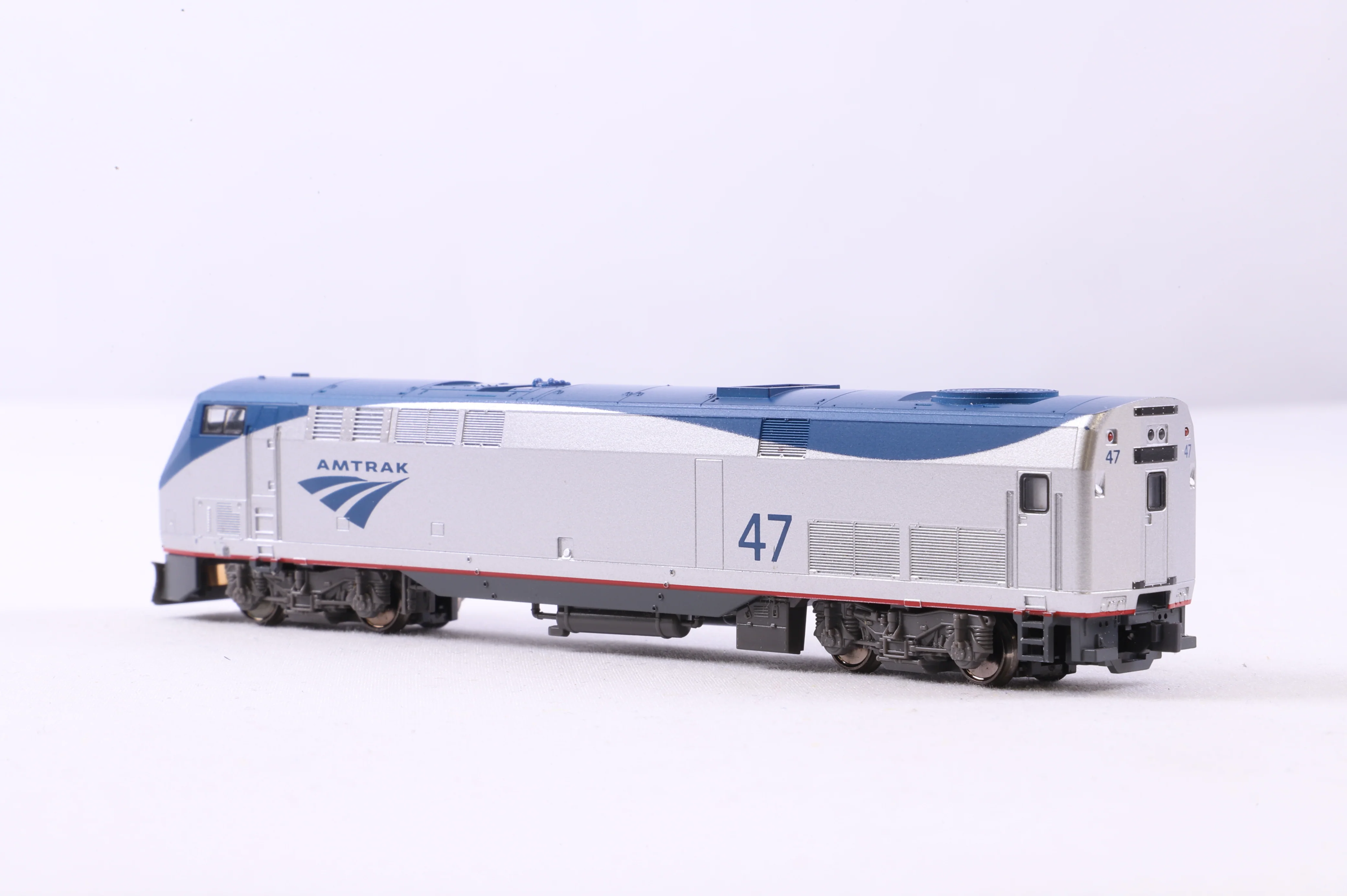 Kato N Gauge 176-6030 P42DC Genesis GE No.47 in Phase 5 Amtrak Livery - Image 5