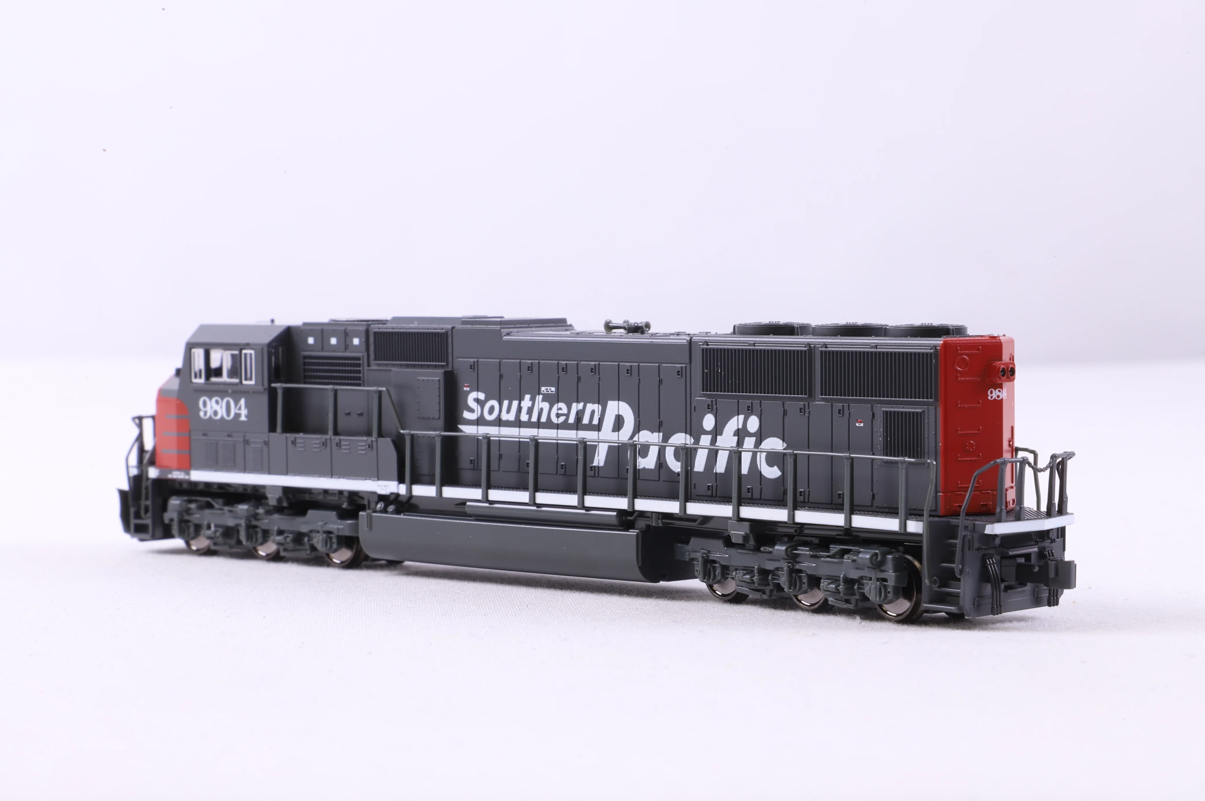 Kato N Gauge 176-7611 EMD SD70M No.9804 in Southern Pacific Grey/Red - Image 5