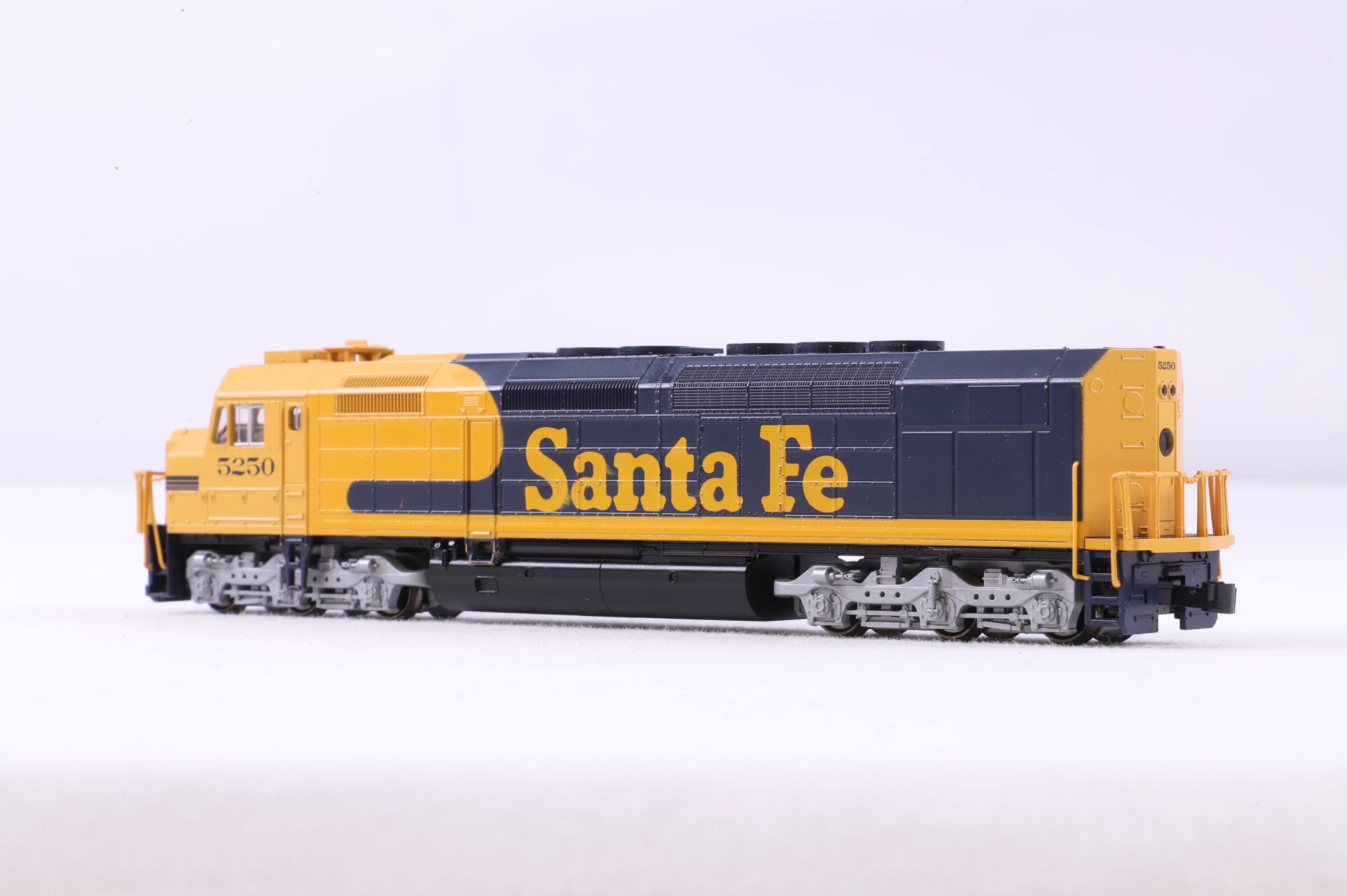 Kato N Santa Fe '5250', DCC Fitted - Image 2