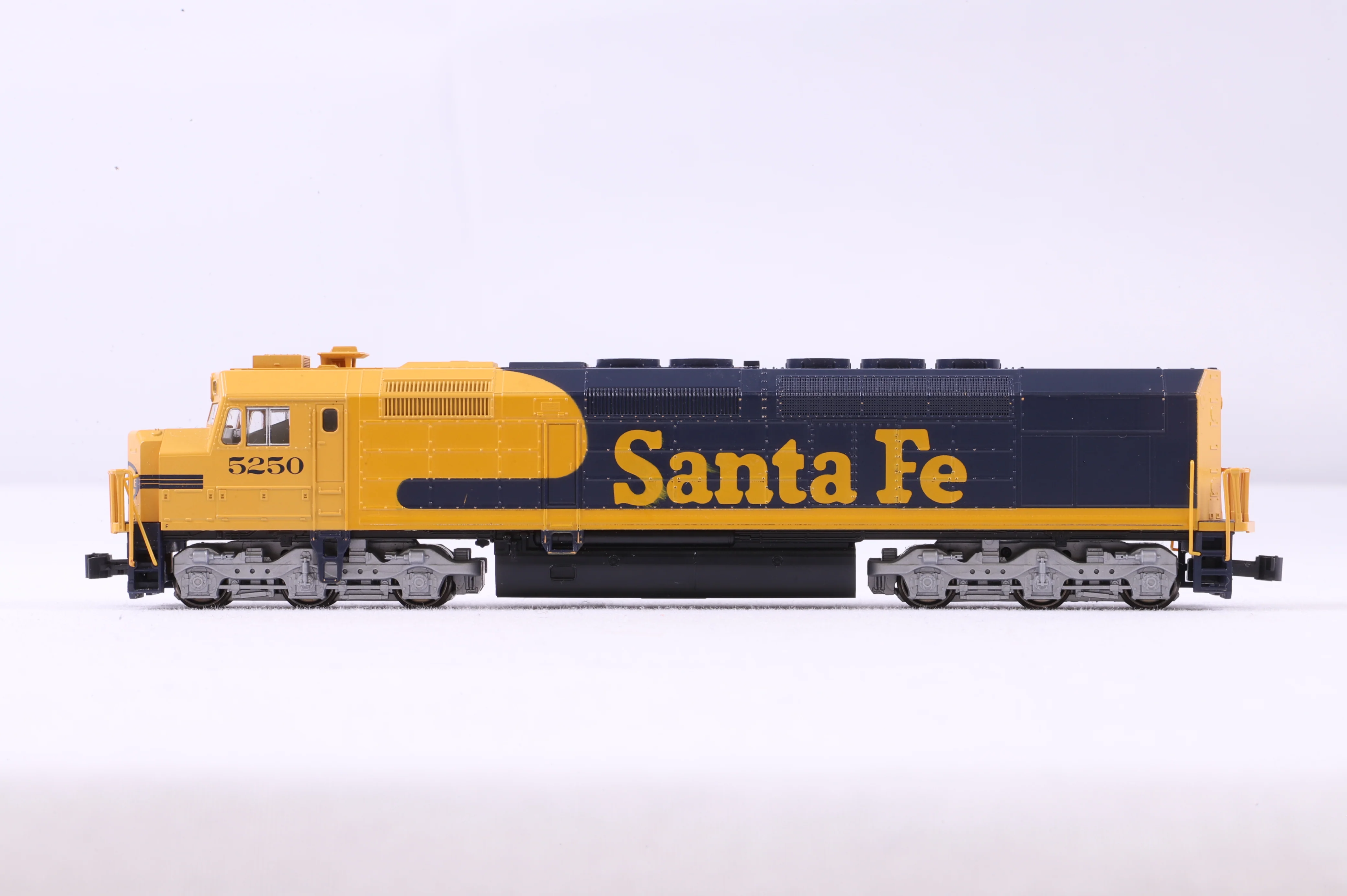 Kato N Santa Fe '5250', DCC Fitted - Image 3