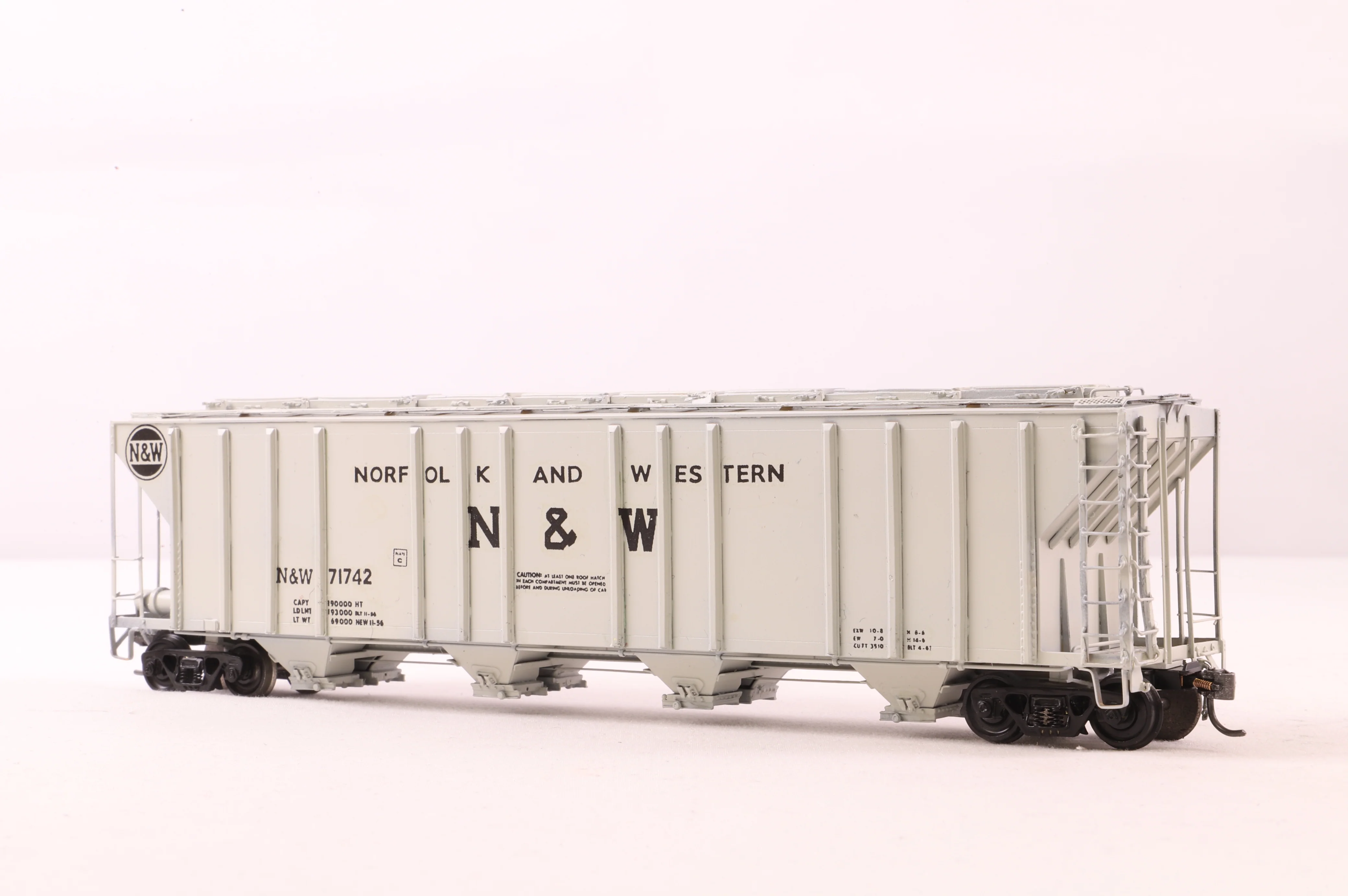 Overland Models HO Brass 3319 'Big John' Covered Hoppers w/ Centred Trough Hatches No.71742 in N&W Grey - Image 2