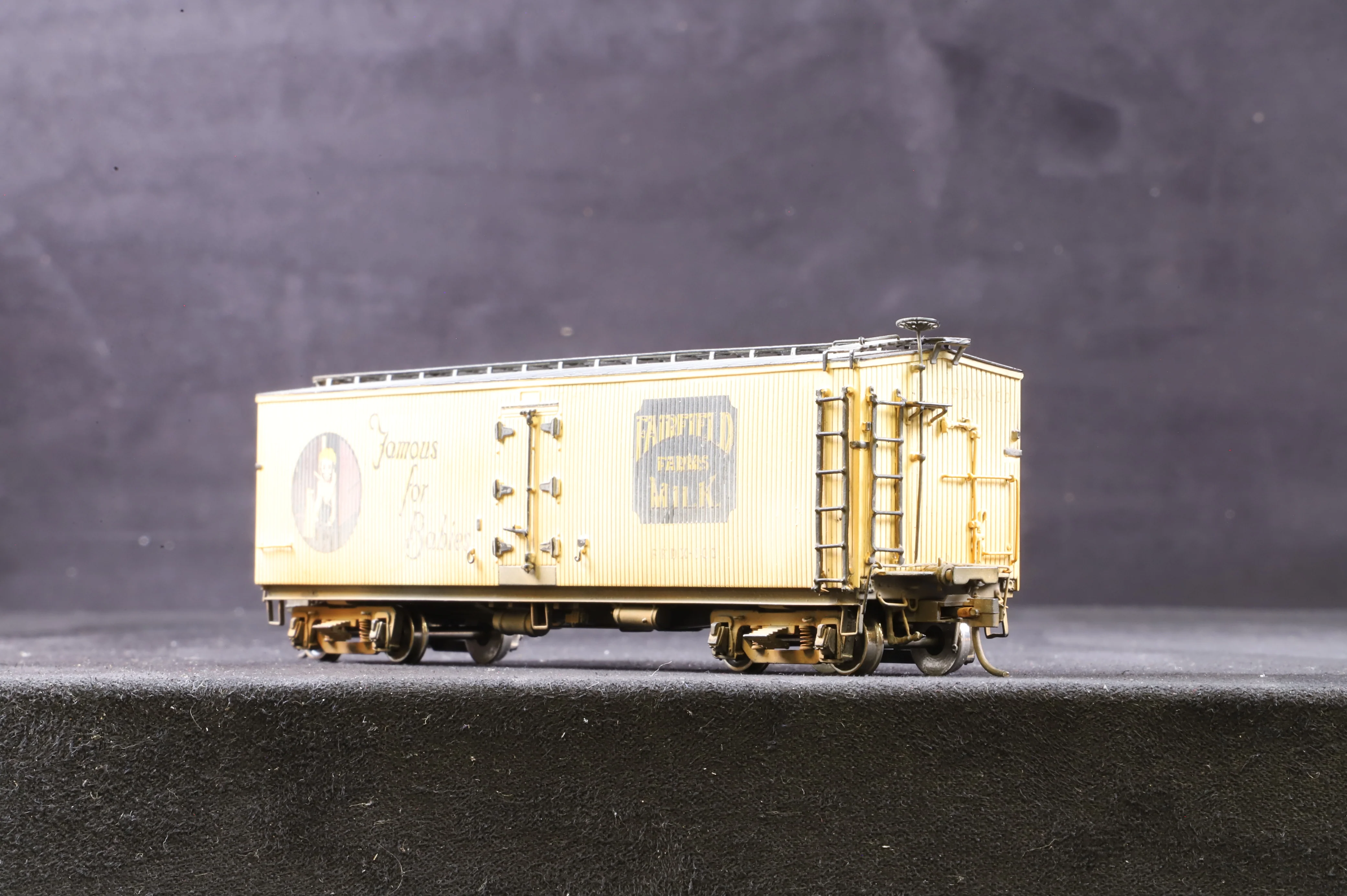 Precision Scale Co/Ironhorse Models HO Brass 41' Peaked Roof Milk Car, Fairfield Farms #100, Weathered - Image 3