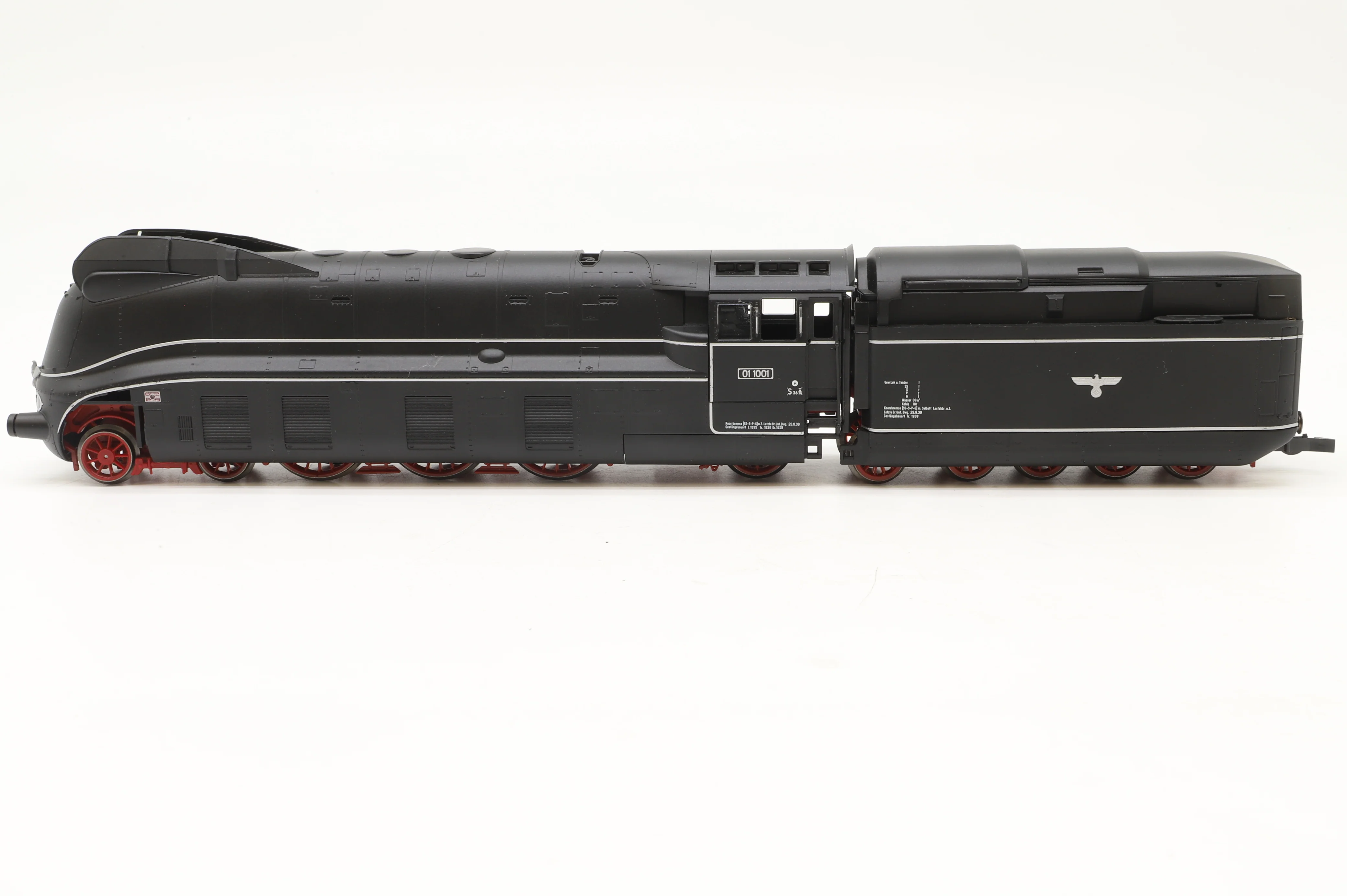 Roco HO 63205 Streamlined BR01 1001 4-6-2 in DRG Black/Red - Image 2